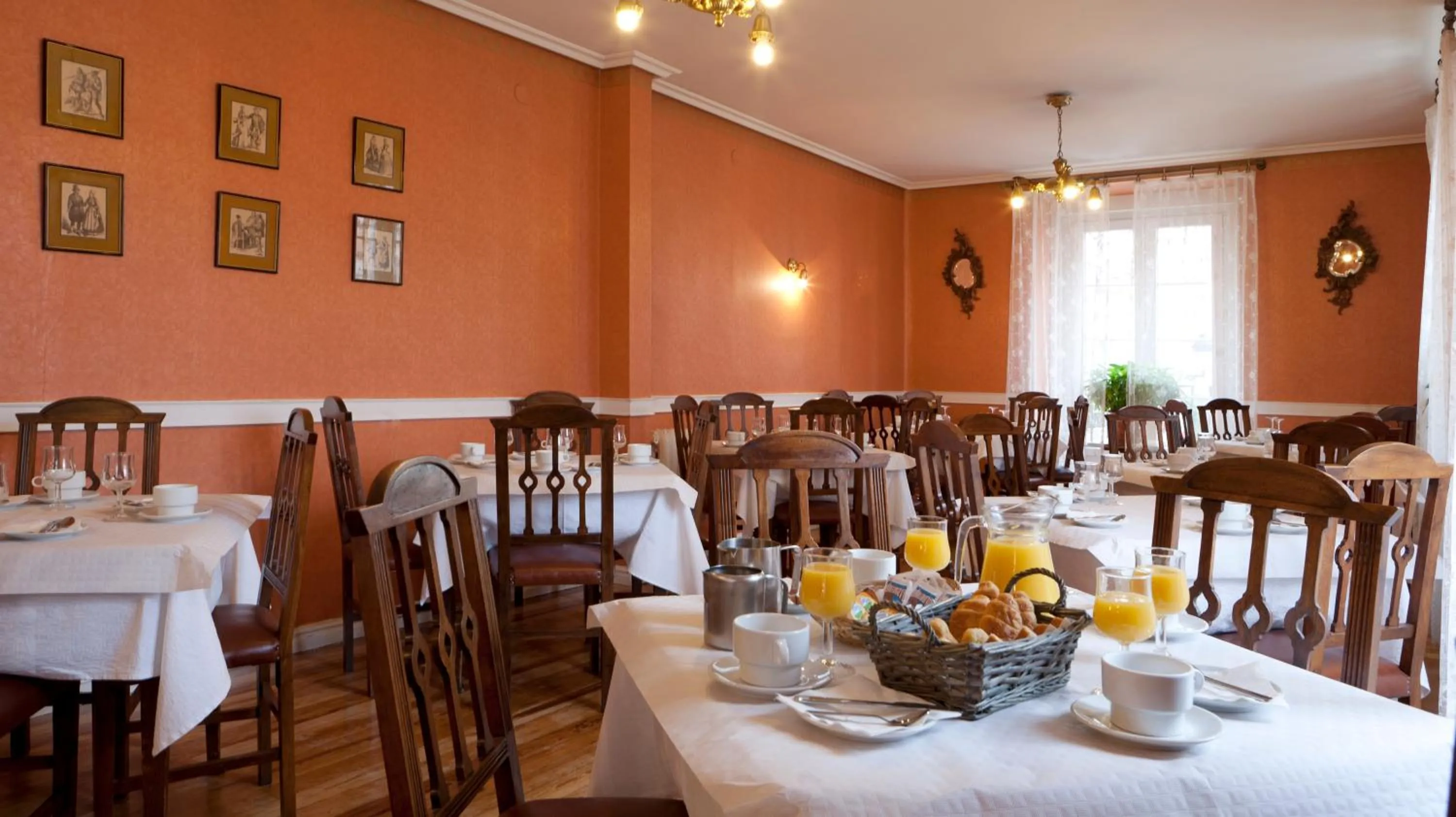 Restaurant/places to eat in Hotel Norte y Londres