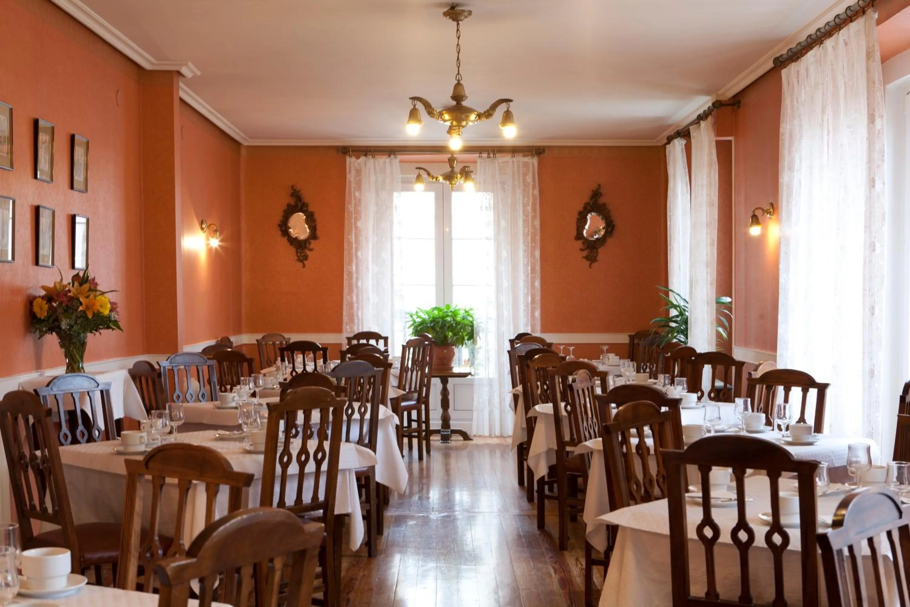 Restaurant/places to eat in Hotel Norte y Londres