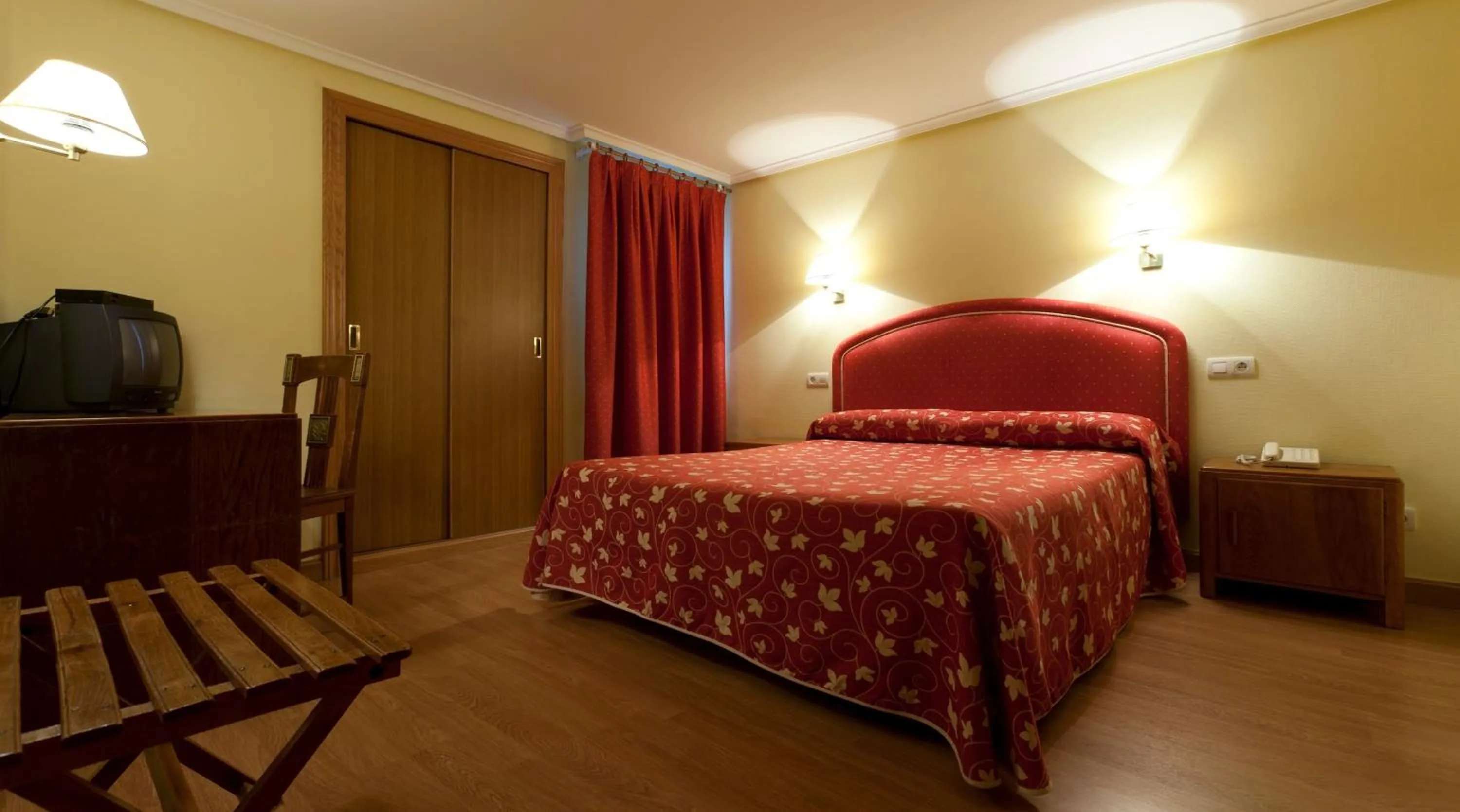 Bedroom, Bed in Hotel Norte y Londres