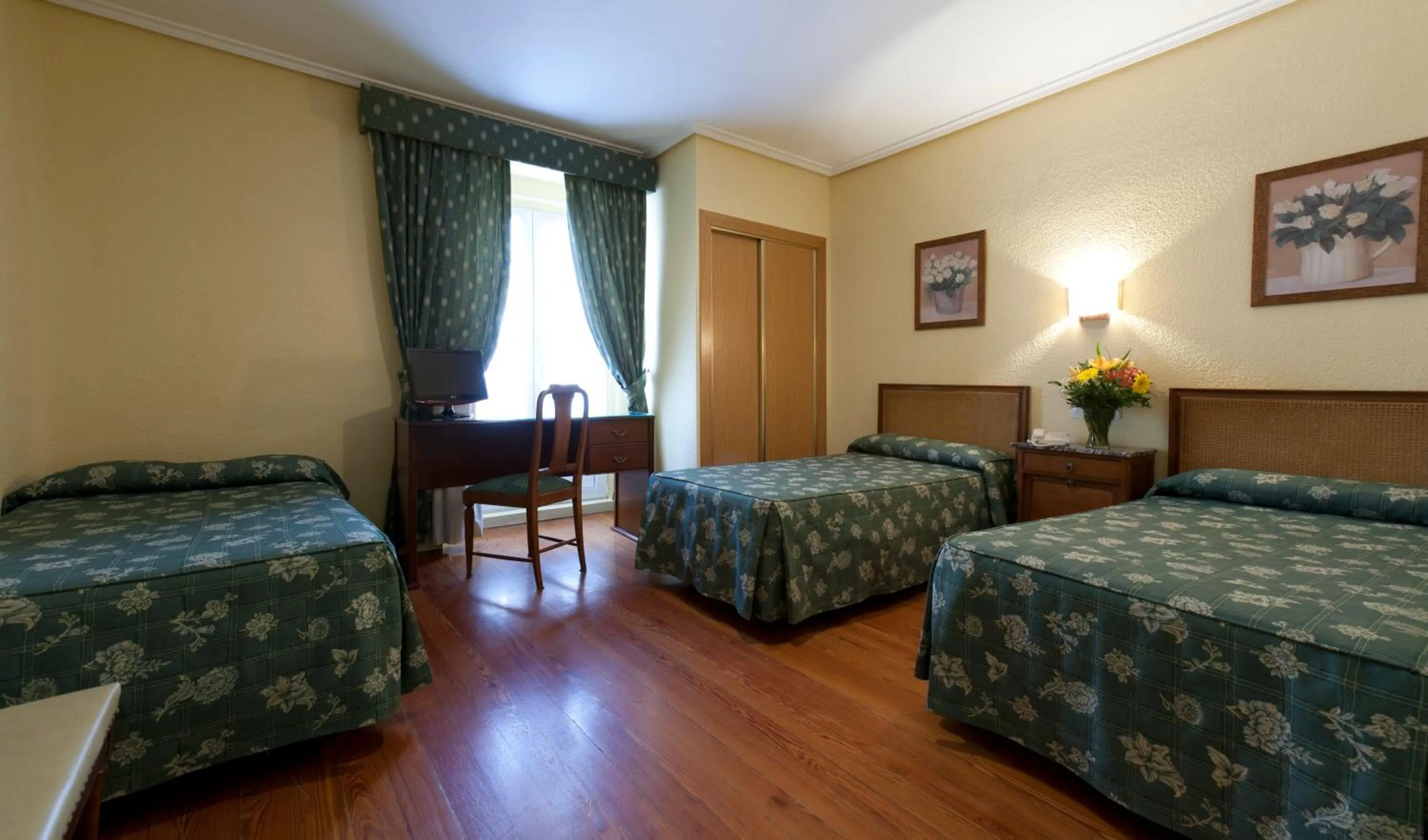 Bedroom, Bed in Hotel Norte y Londres