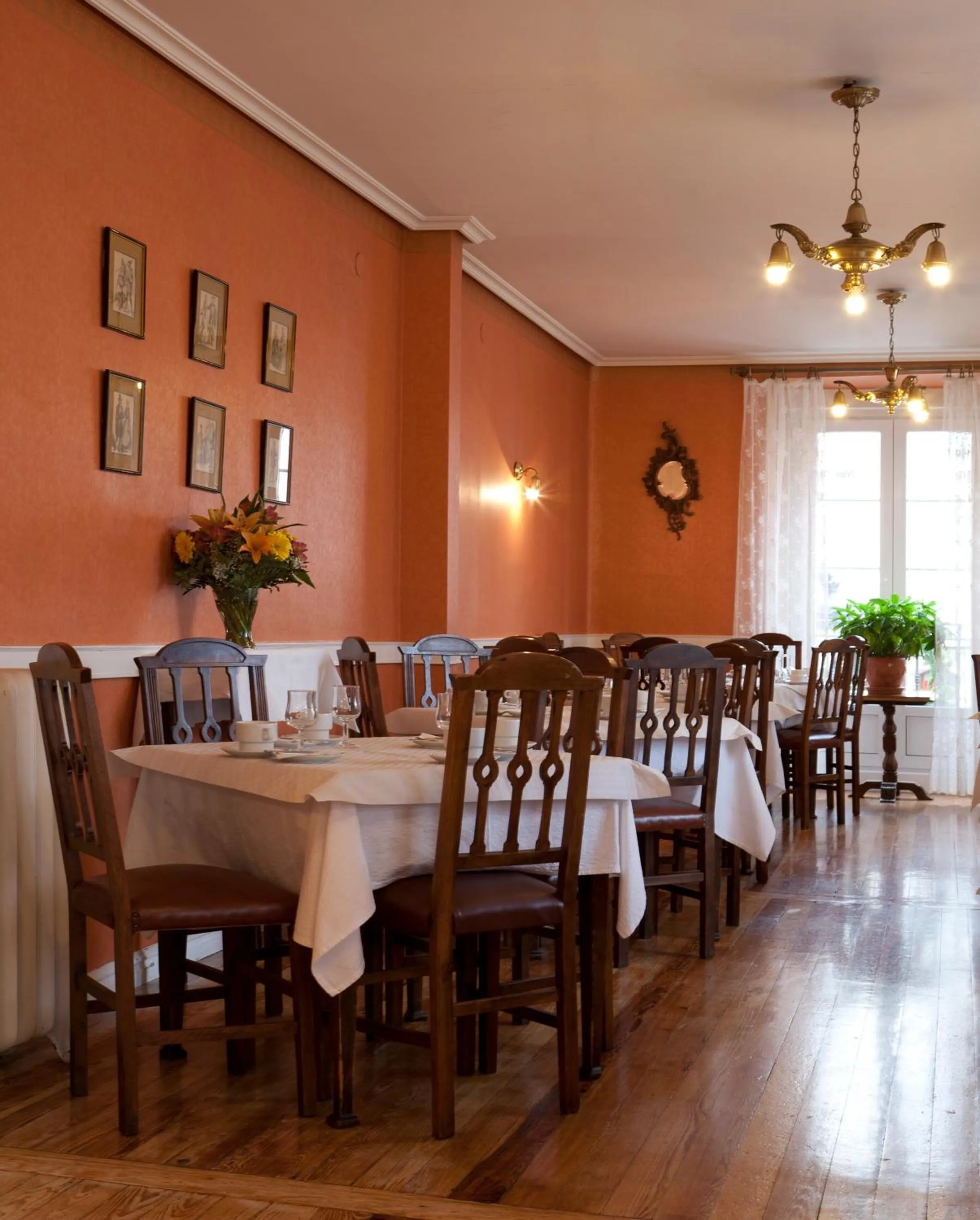 Restaurant/places to eat in Hotel Norte y Londres