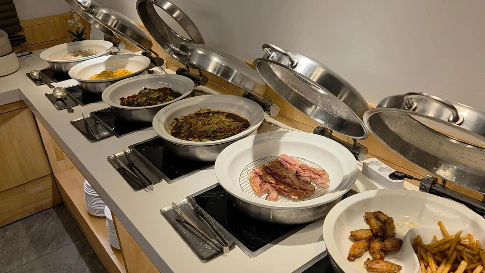 Restaurant/places to eat in JB Plus Hotel