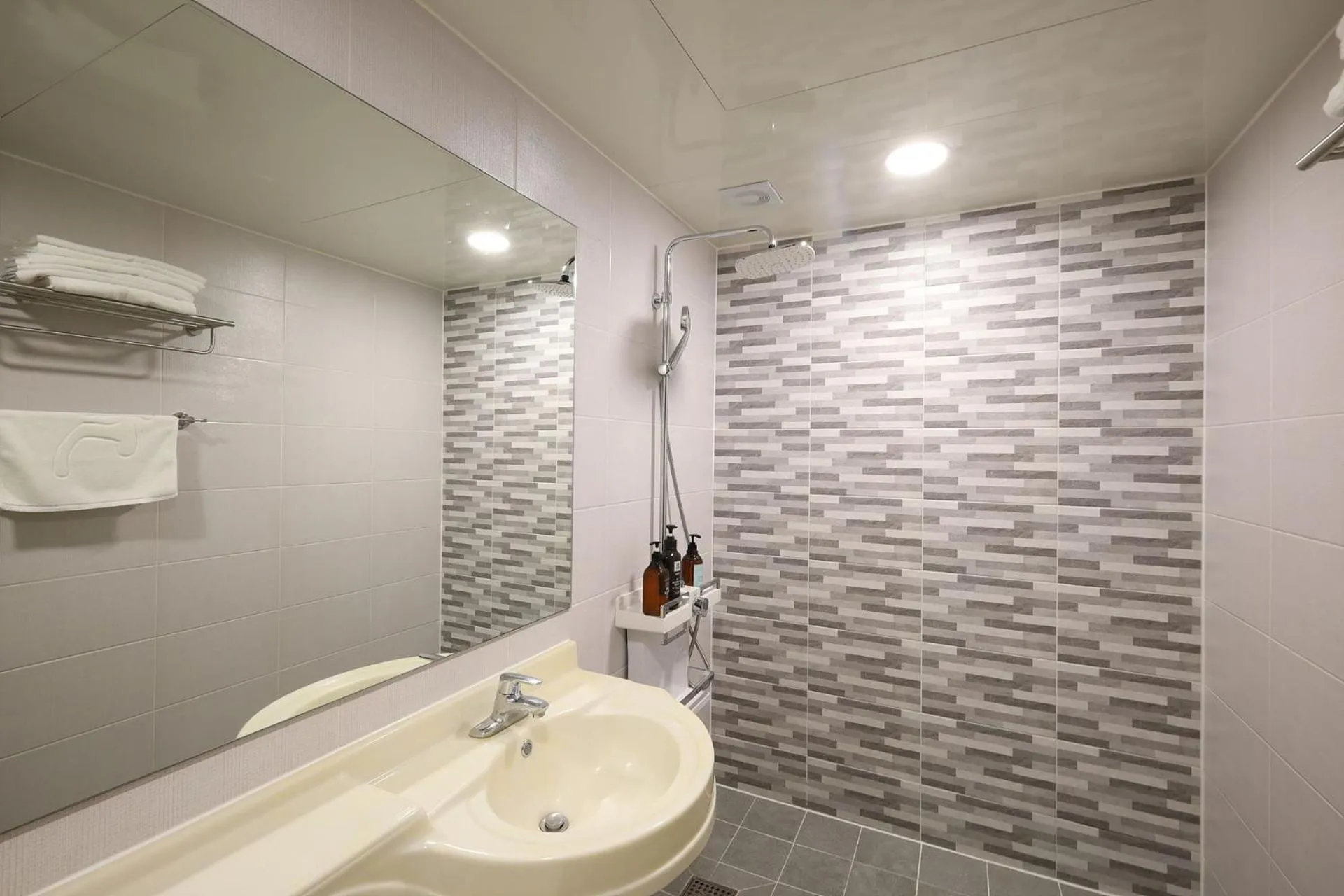 Bathroom in JB Plus Hotel