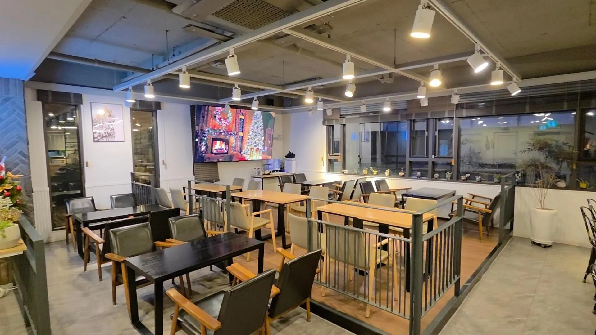 Restaurant/places to eat in JB Plus Hotel