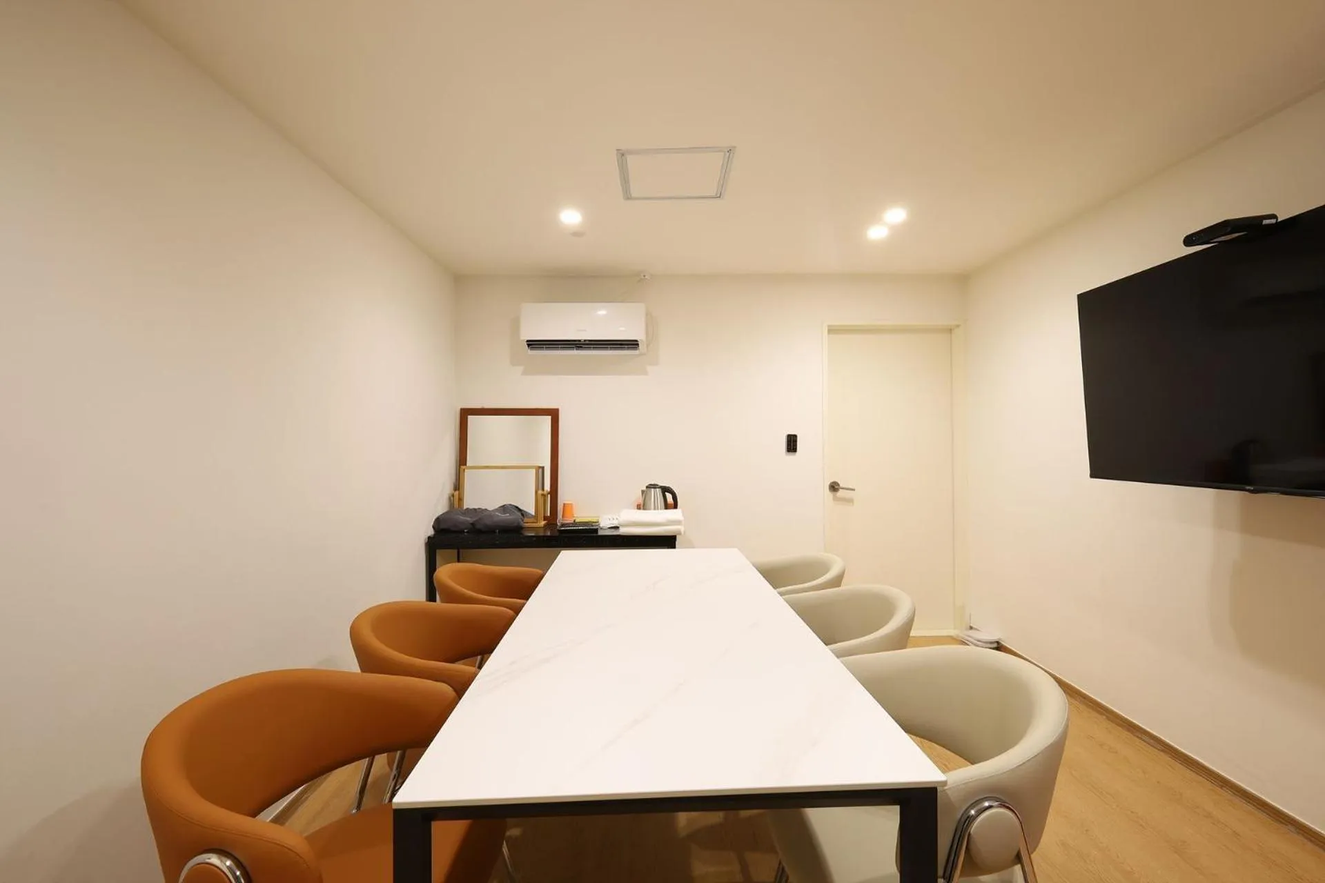 TV and multimedia in JB Plus Hotel