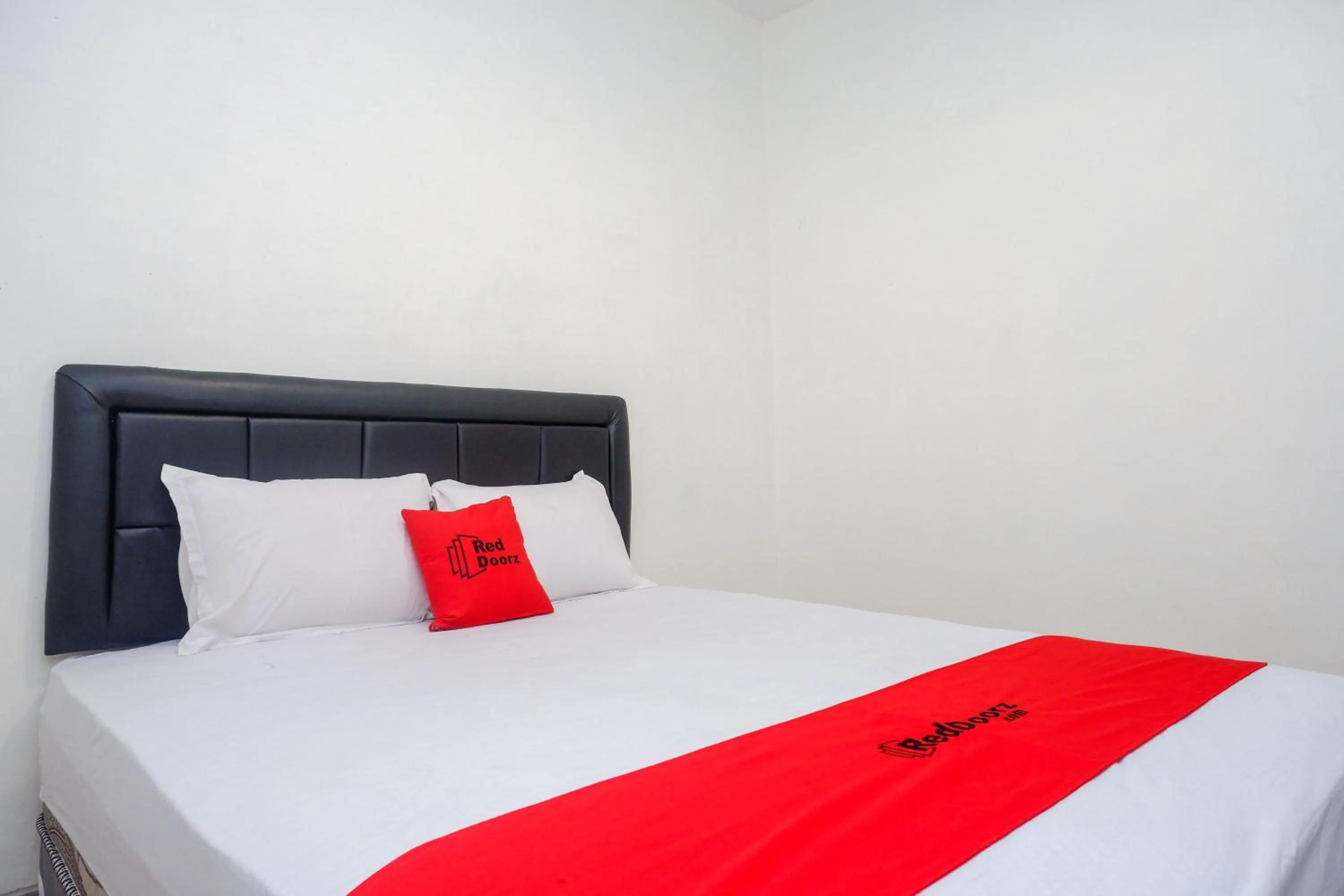 Bedroom, Bed in RedDoorz Syariah near RS Soeradji Pemuda Klaten