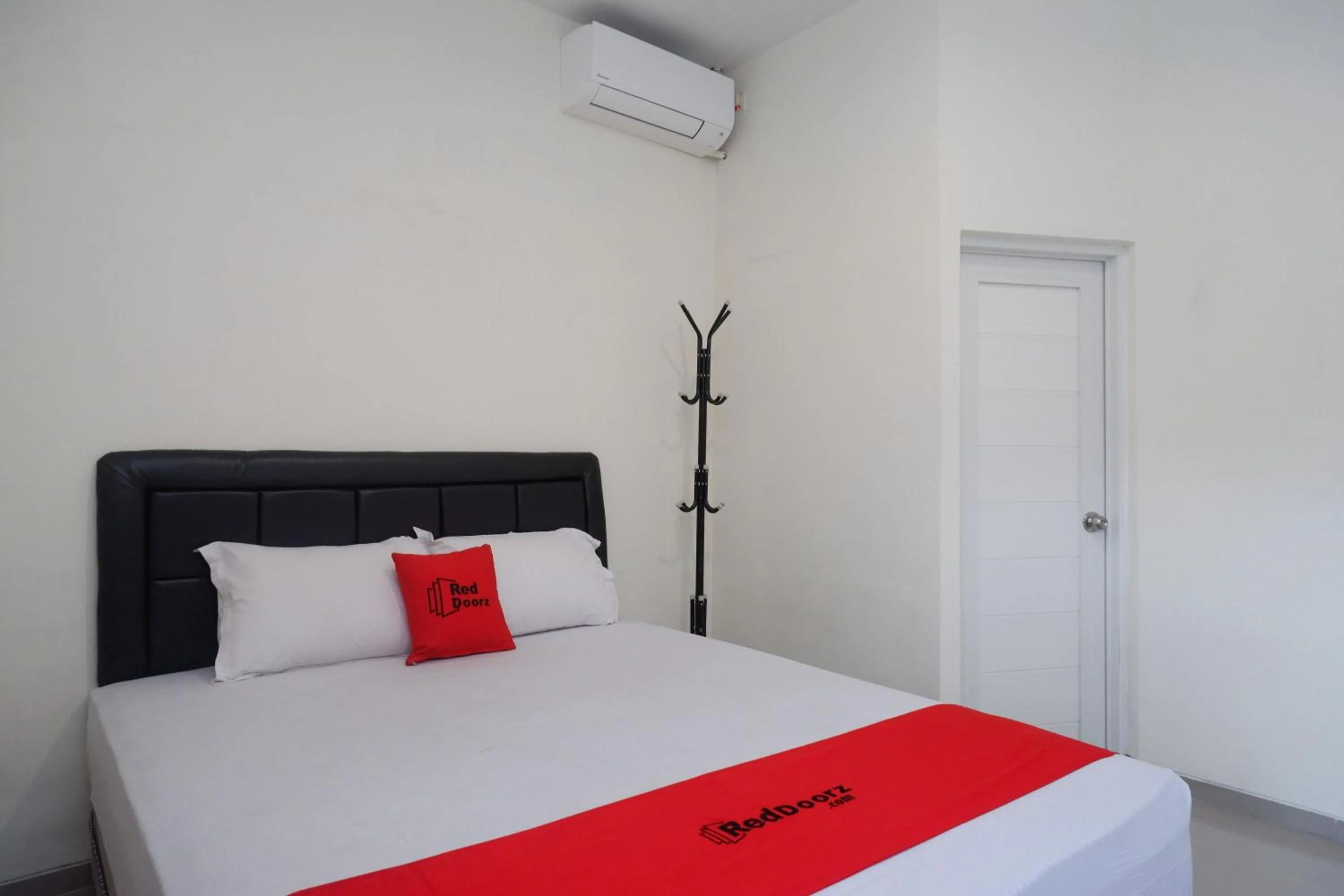 Bedroom, Bed in RedDoorz Syariah near RS Soeradji Pemuda Klaten