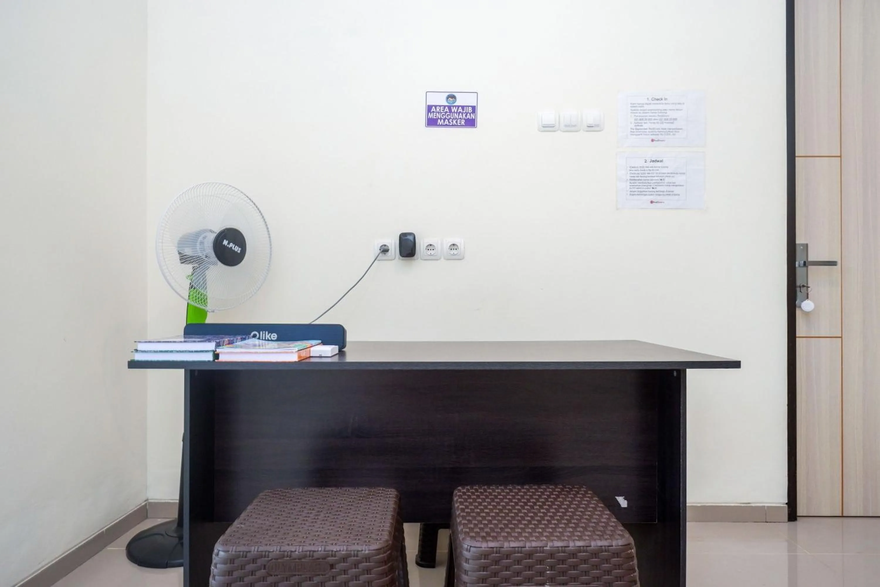 Lobby or reception in RedDoorz Syariah near RS Soeradji Pemuda Klaten