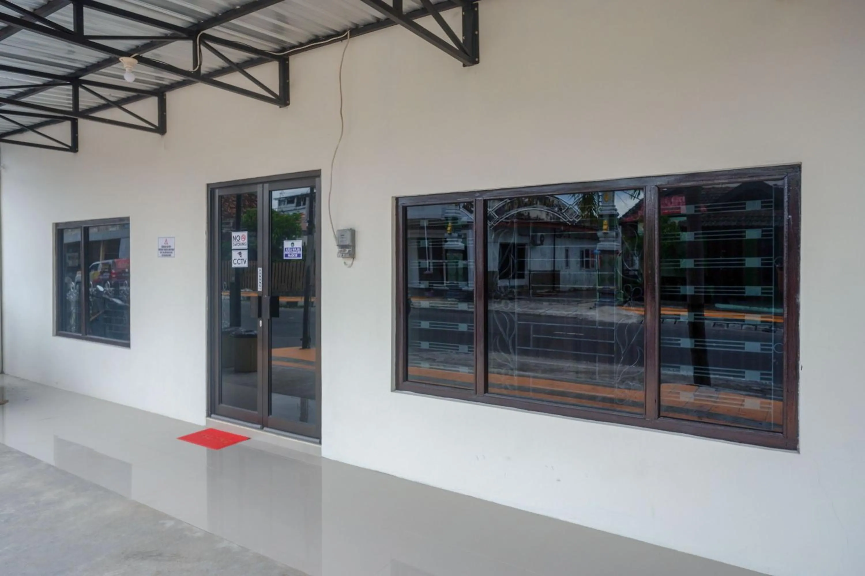 Facade/entrance in RedDoorz Syariah near RS Soeradji Pemuda Klaten