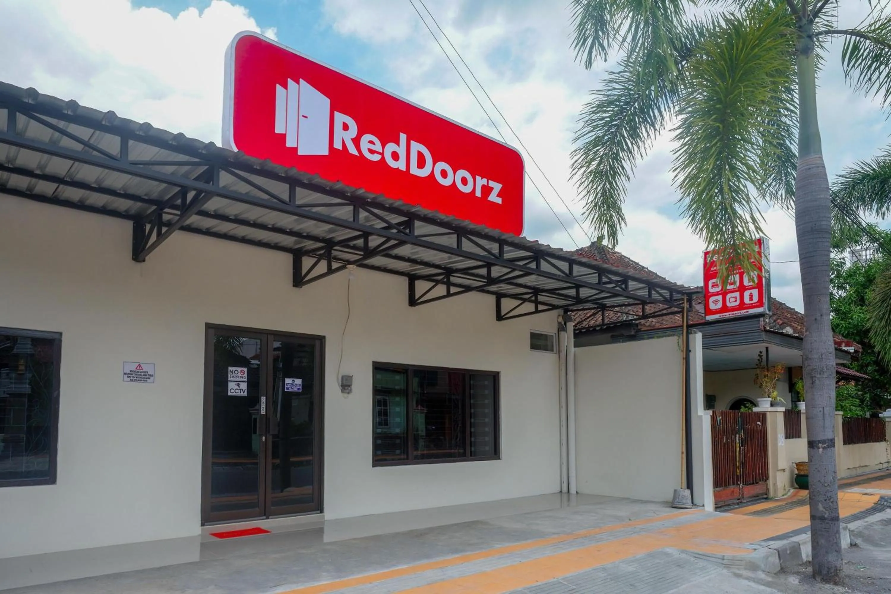 Facade/entrance in RedDoorz Syariah near RS Soeradji Pemuda Klaten