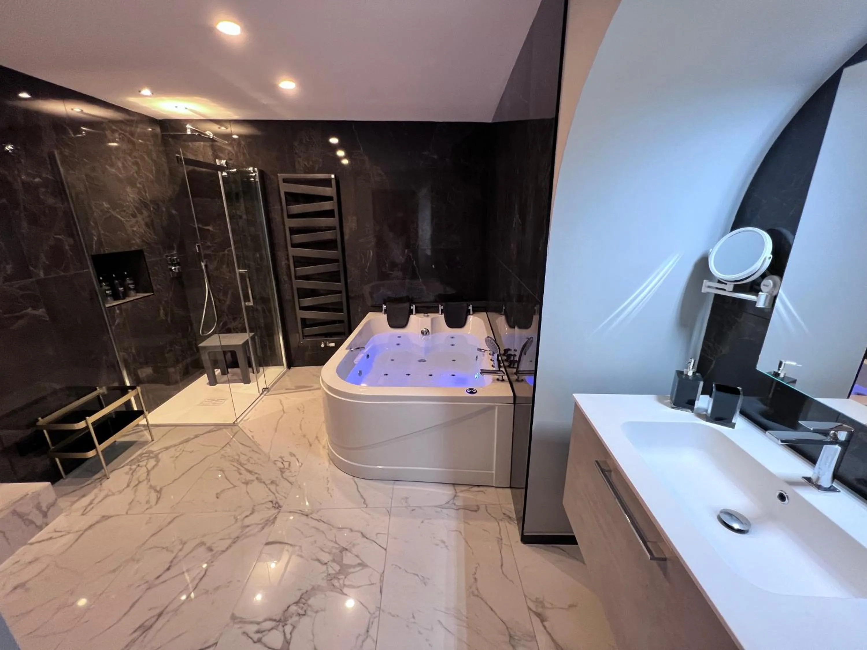 Hot Tub in Le Porte luxury apartment