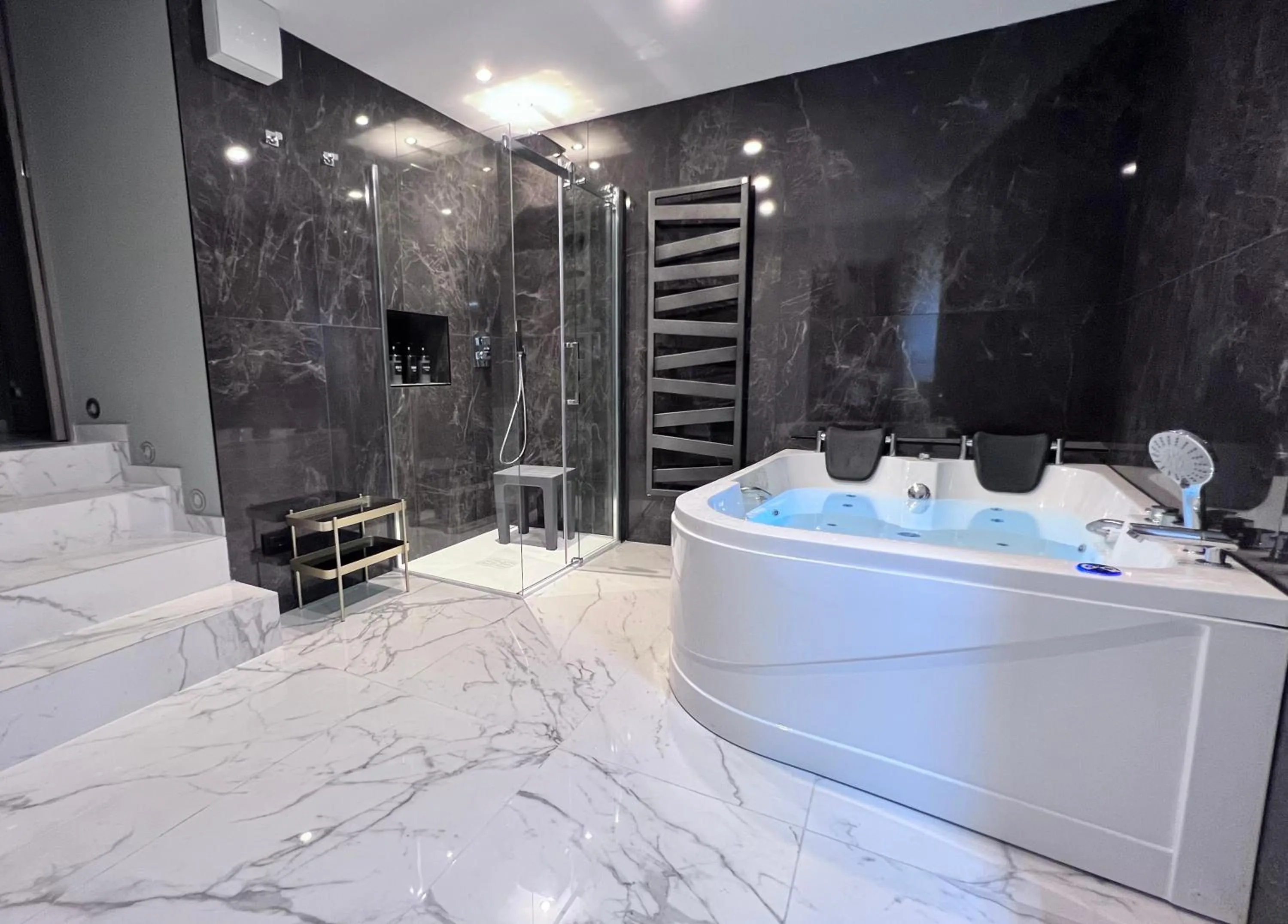 Bathroom in Le Porte luxury apartment