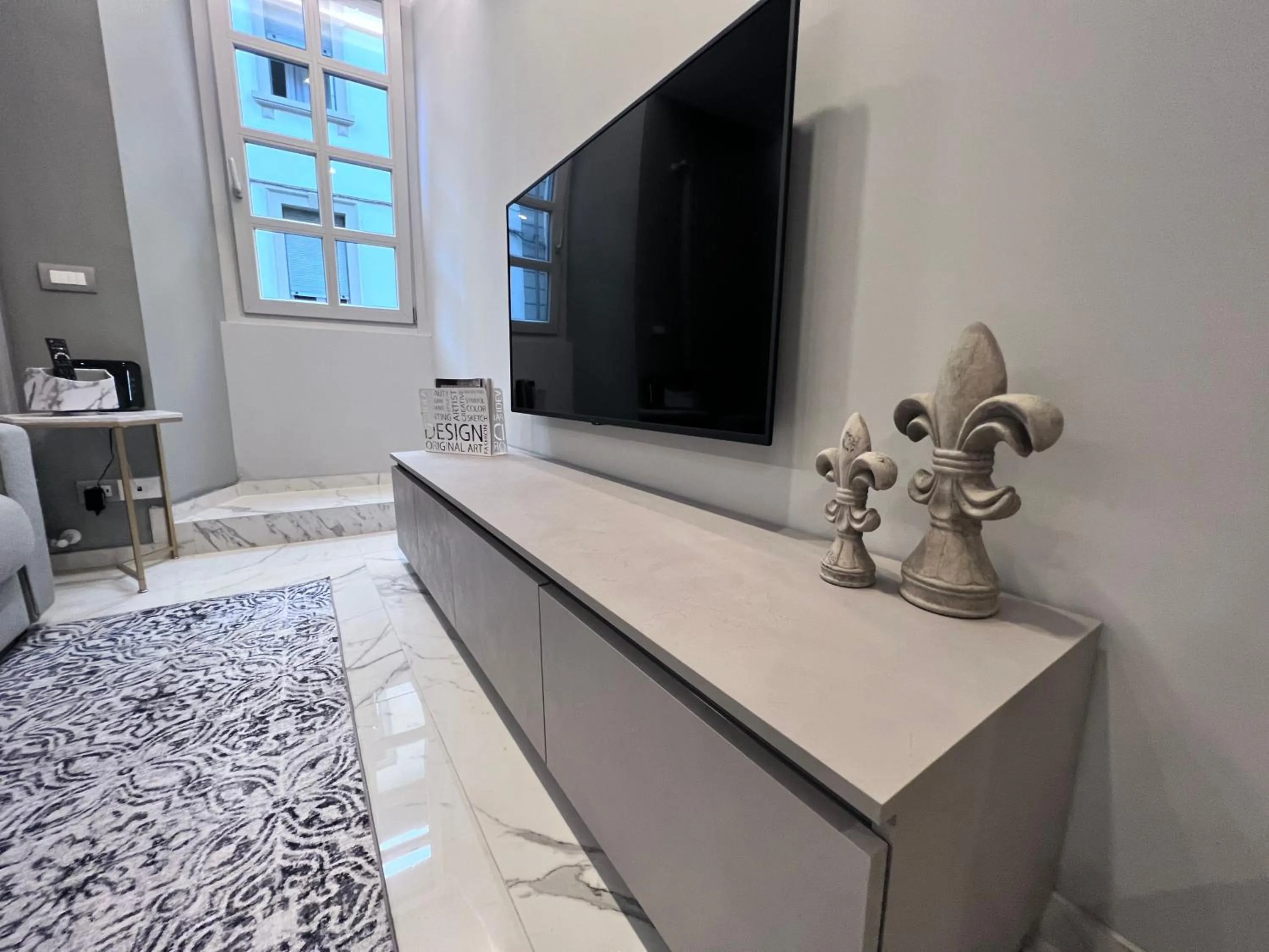 TV and multimedia in Le Porte luxury apartment