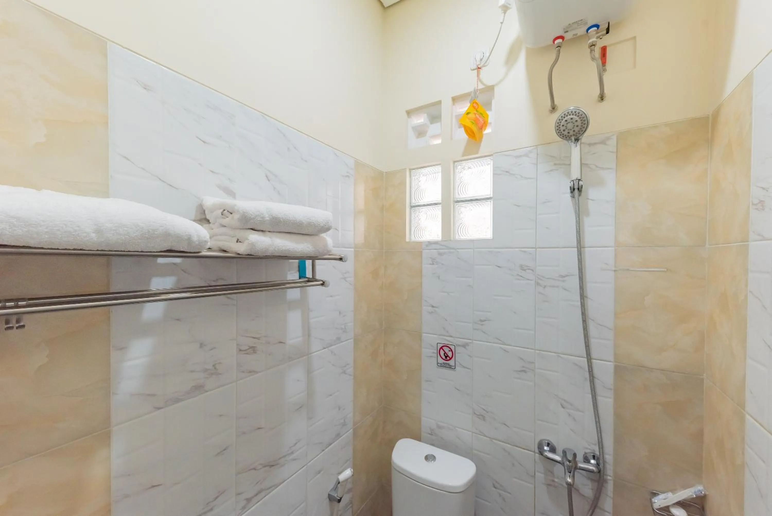 Bathroom in Urbanview Syariah Utami Inn Garut by RedDoorz