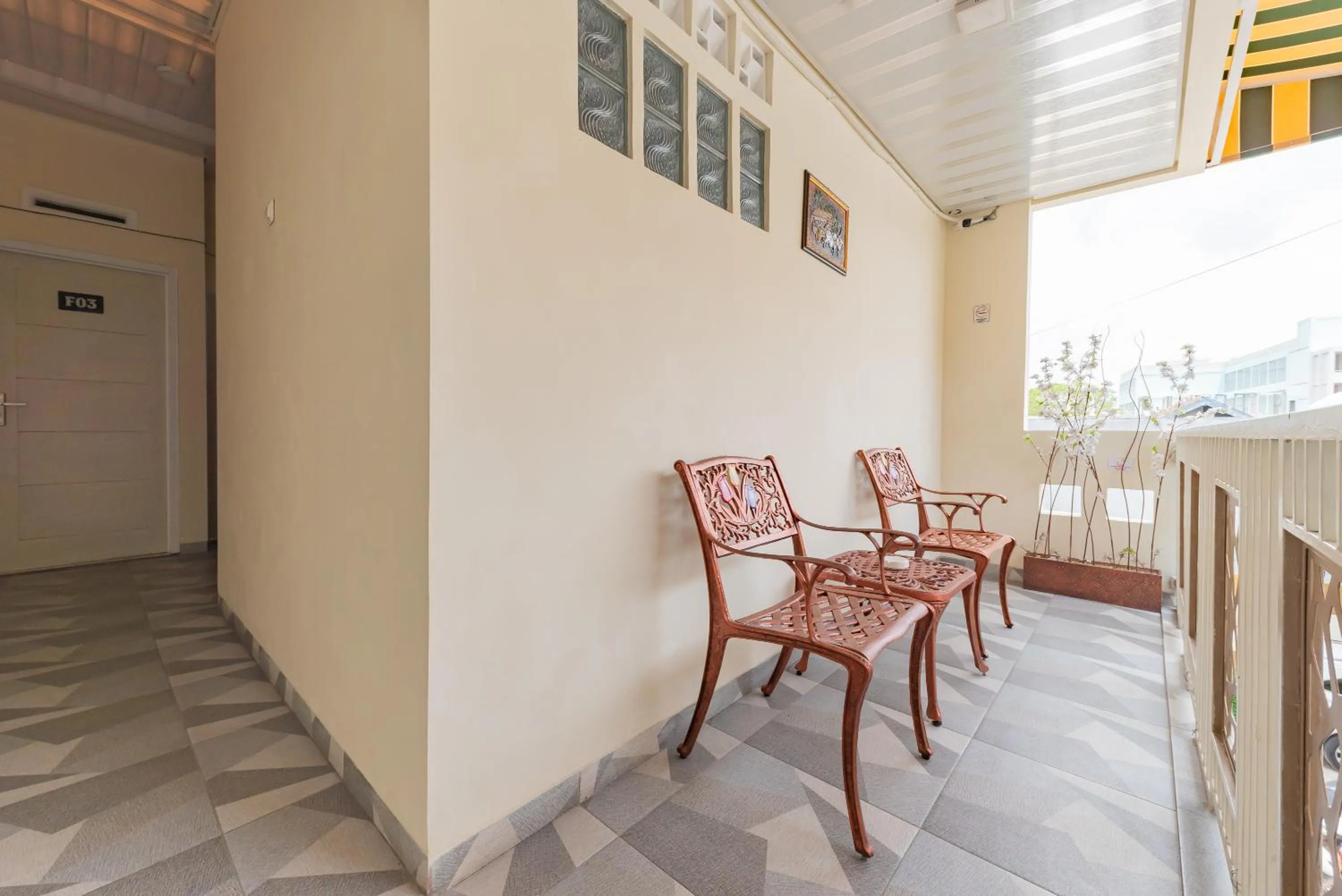 Seating area in Urbanview Syariah Utami Inn Garut by RedDoorz