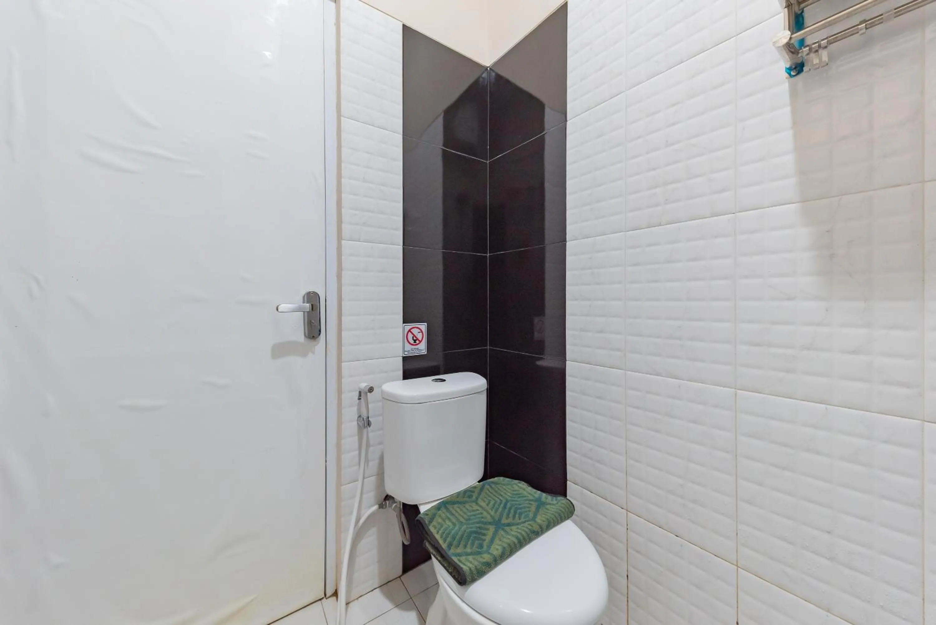 Bathroom in Urbanview Syariah Utami Inn Garut by RedDoorz