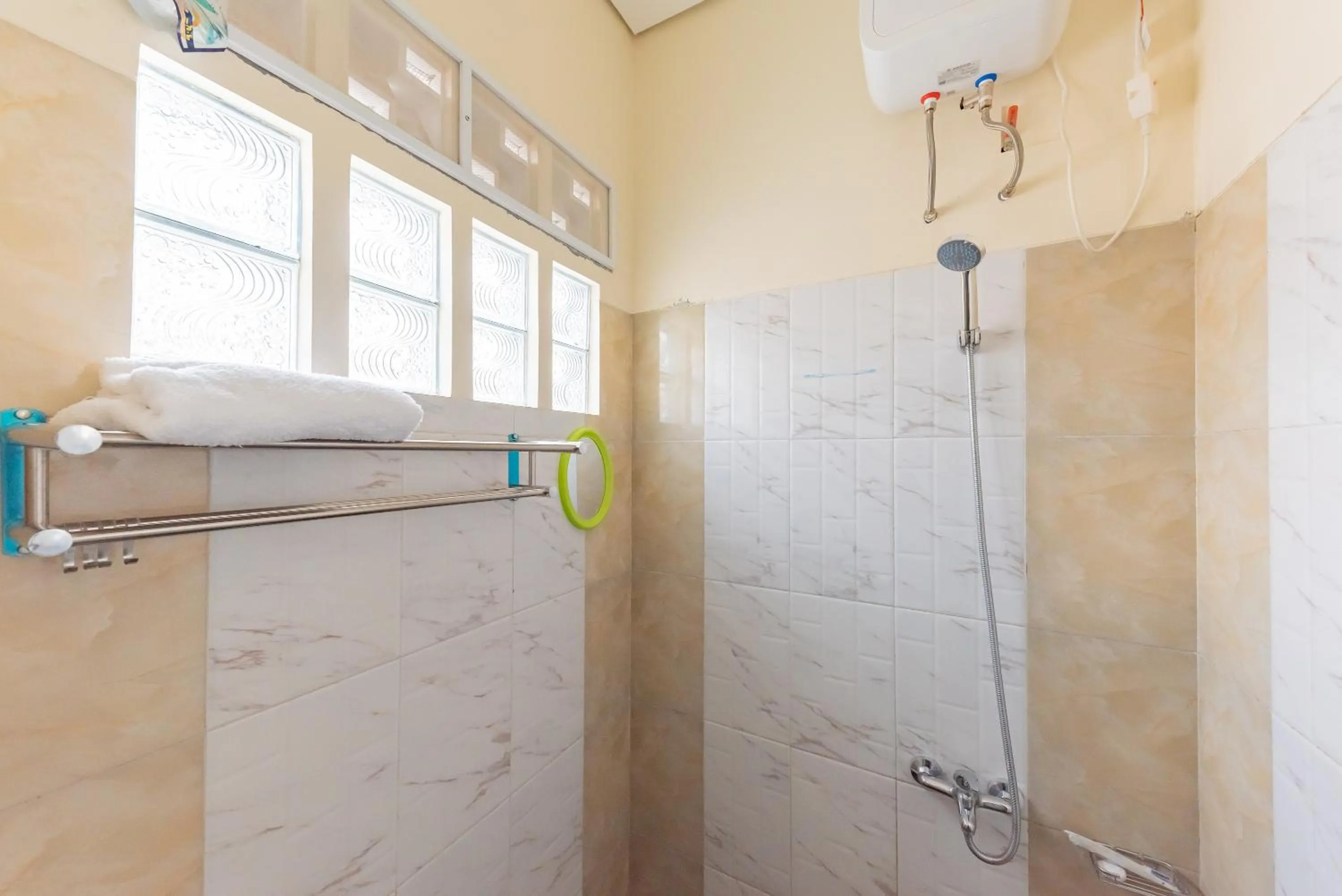 Bathroom in Urbanview Syariah Utami Inn Garut by RedDoorz