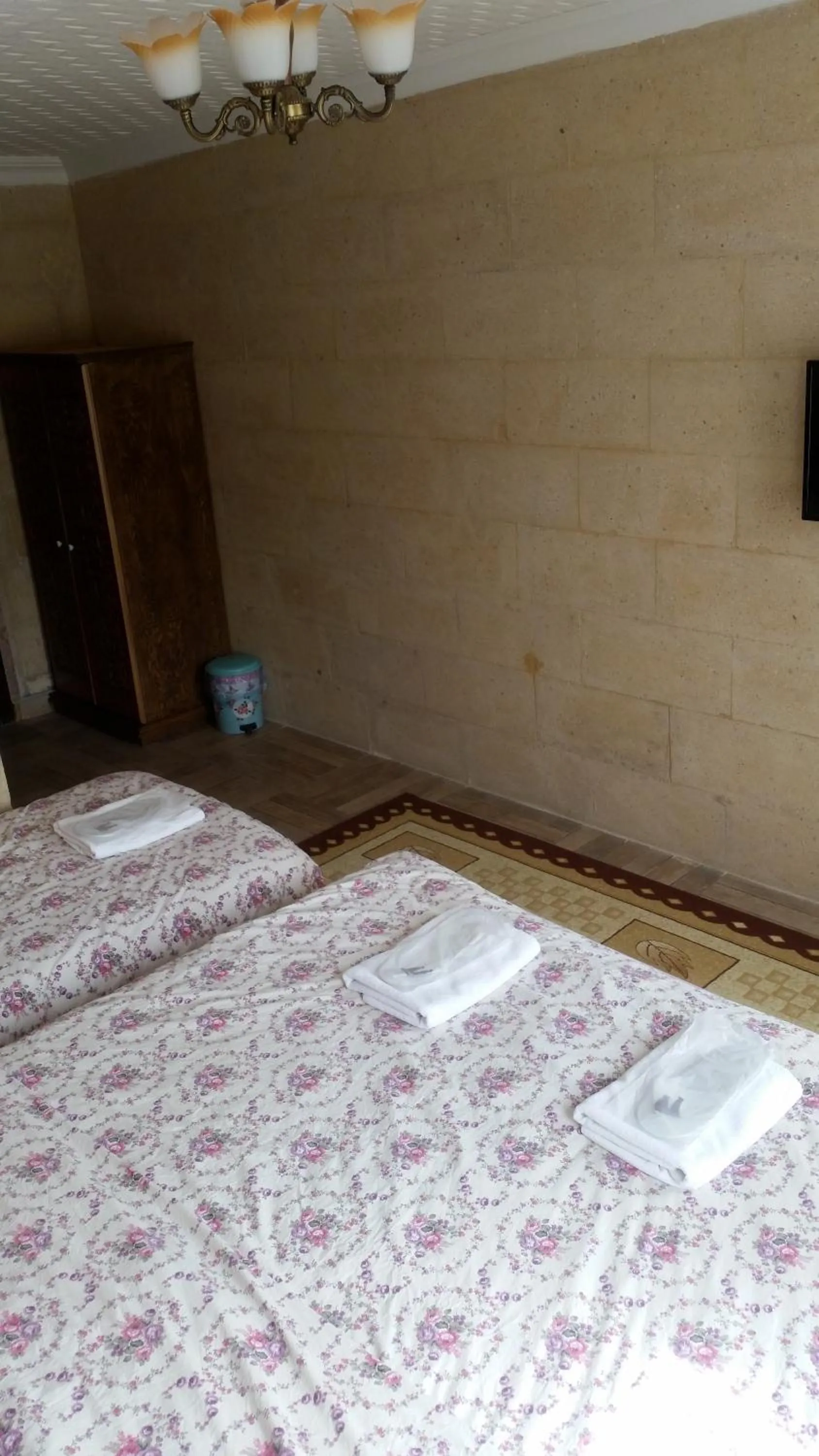 Photo of the whole room in Emre's Stone House