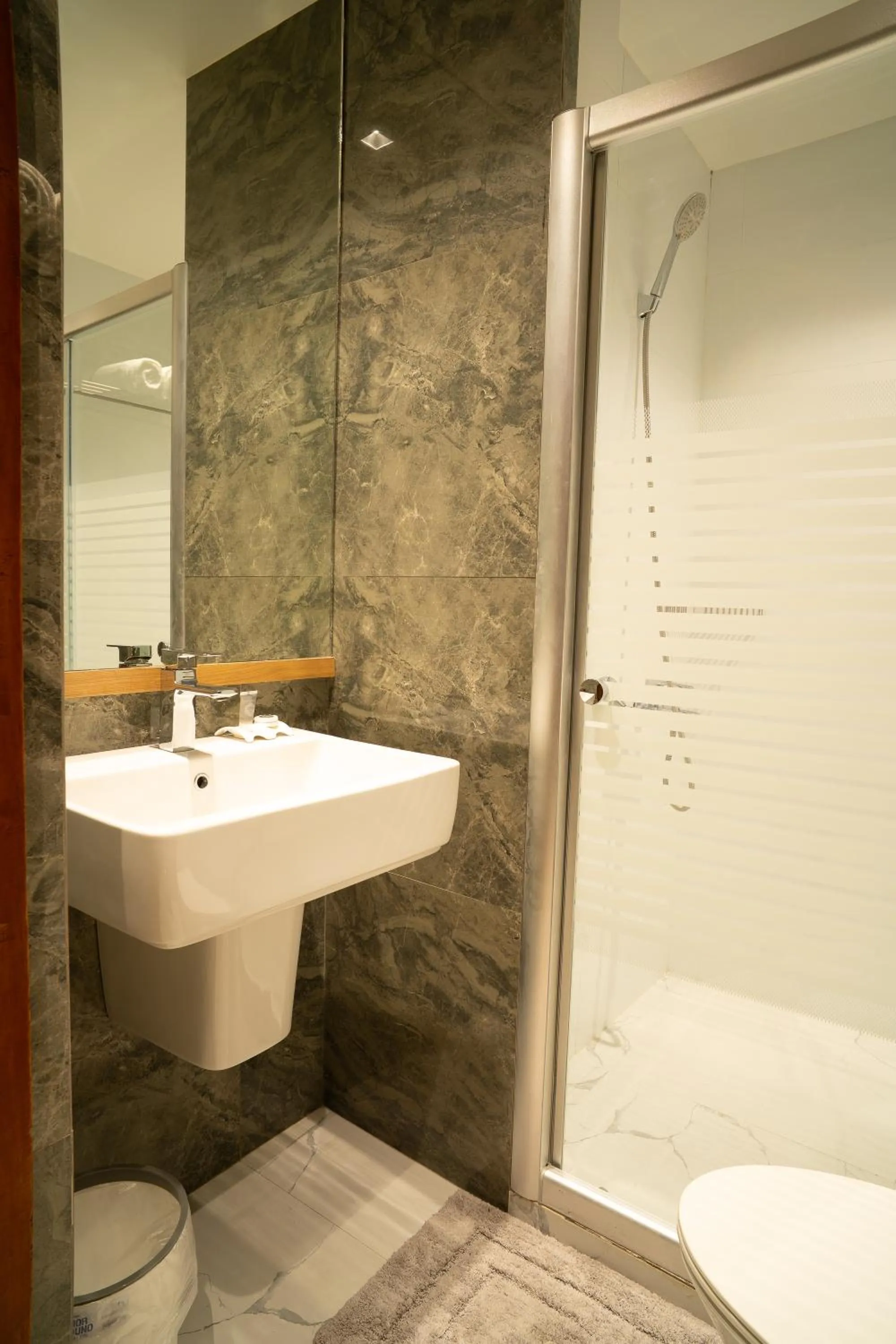 Bathroom in Madonna Hometel and Suites New Pandan