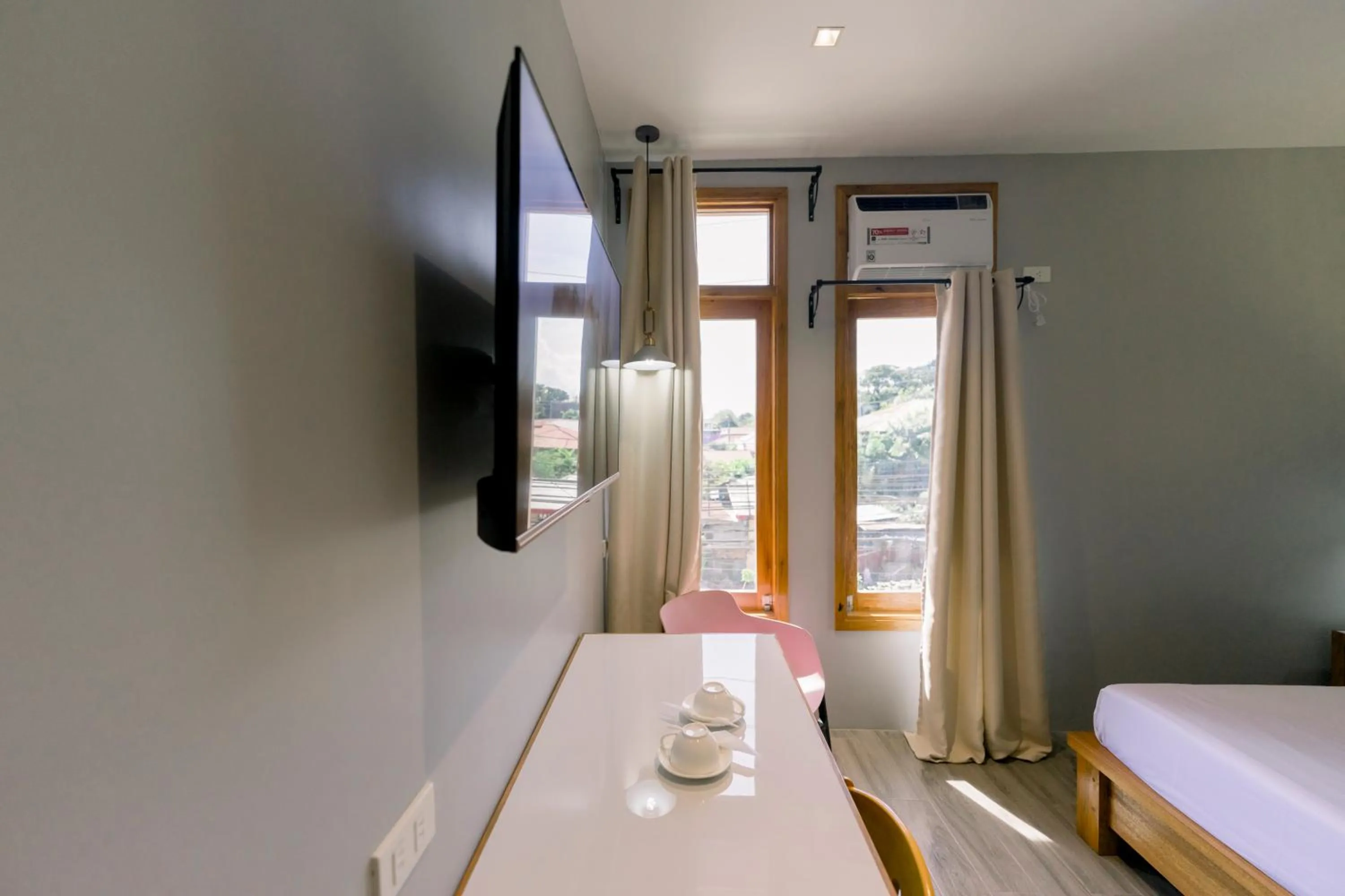 TV and multimedia, Bed in Madonna Hometel and Suites New Pandan