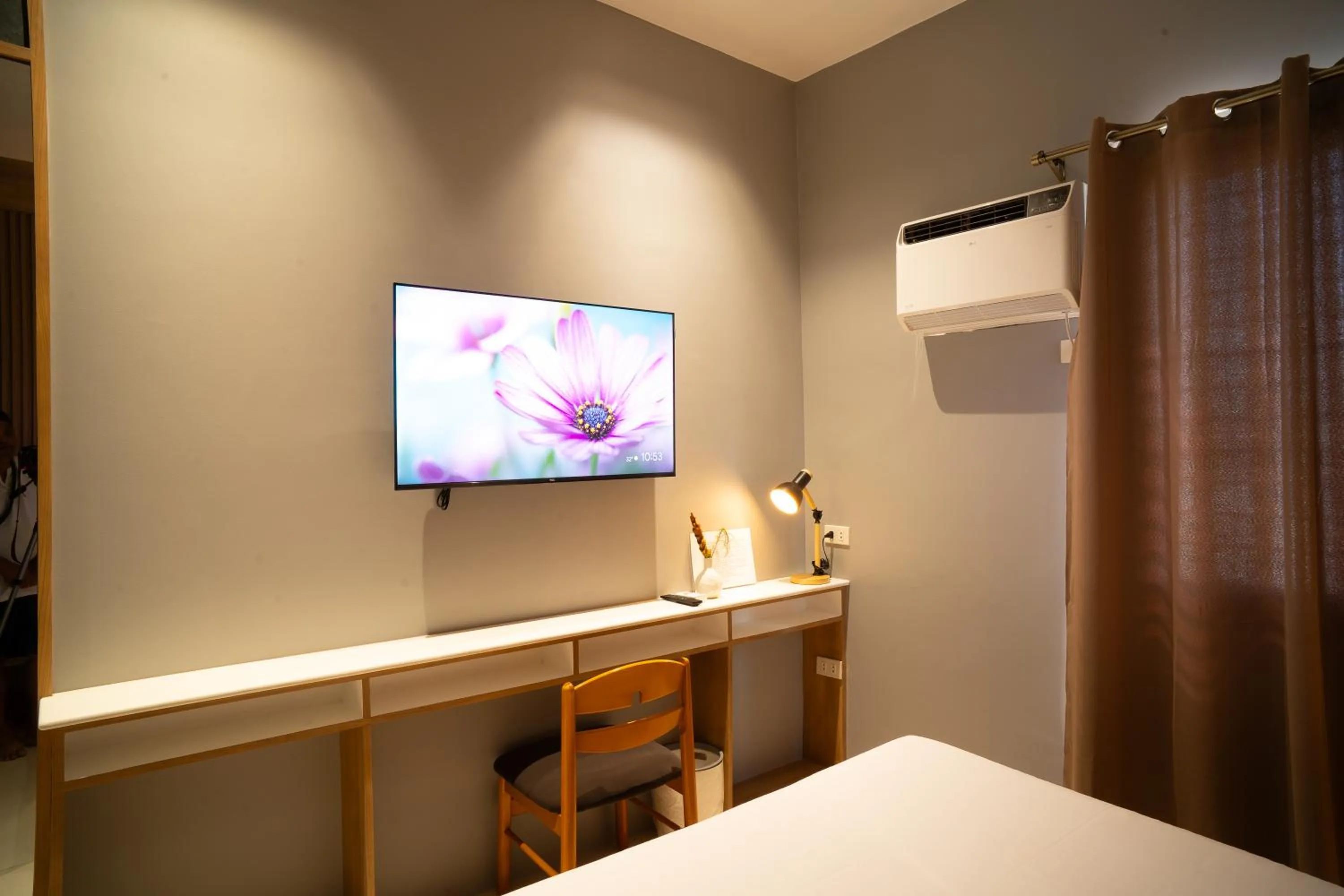 TV and multimedia, Bed in Madonna Hometel and Suites New Pandan