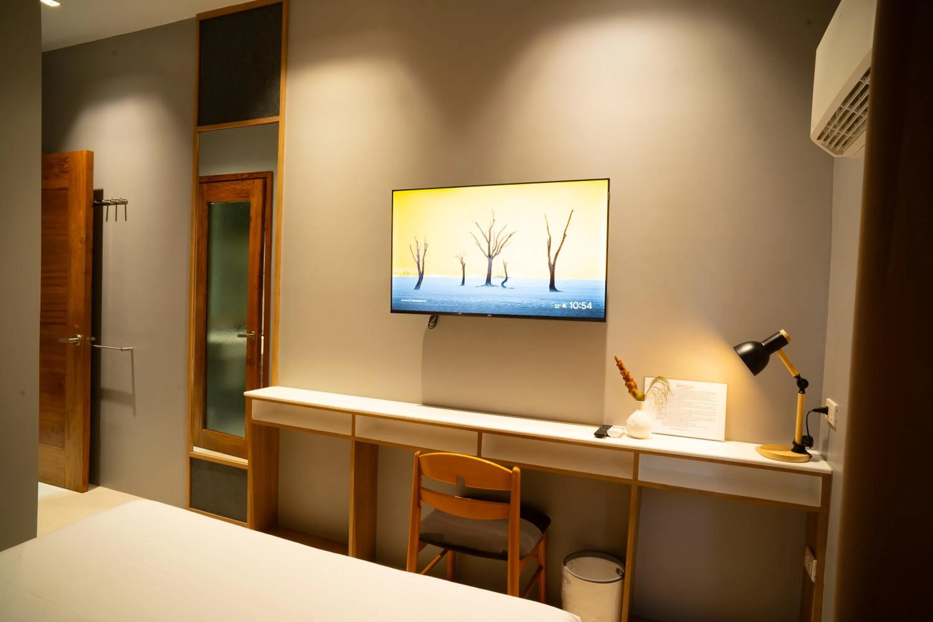 TV and multimedia, Bed in Madonna Hometel and Suites New Pandan