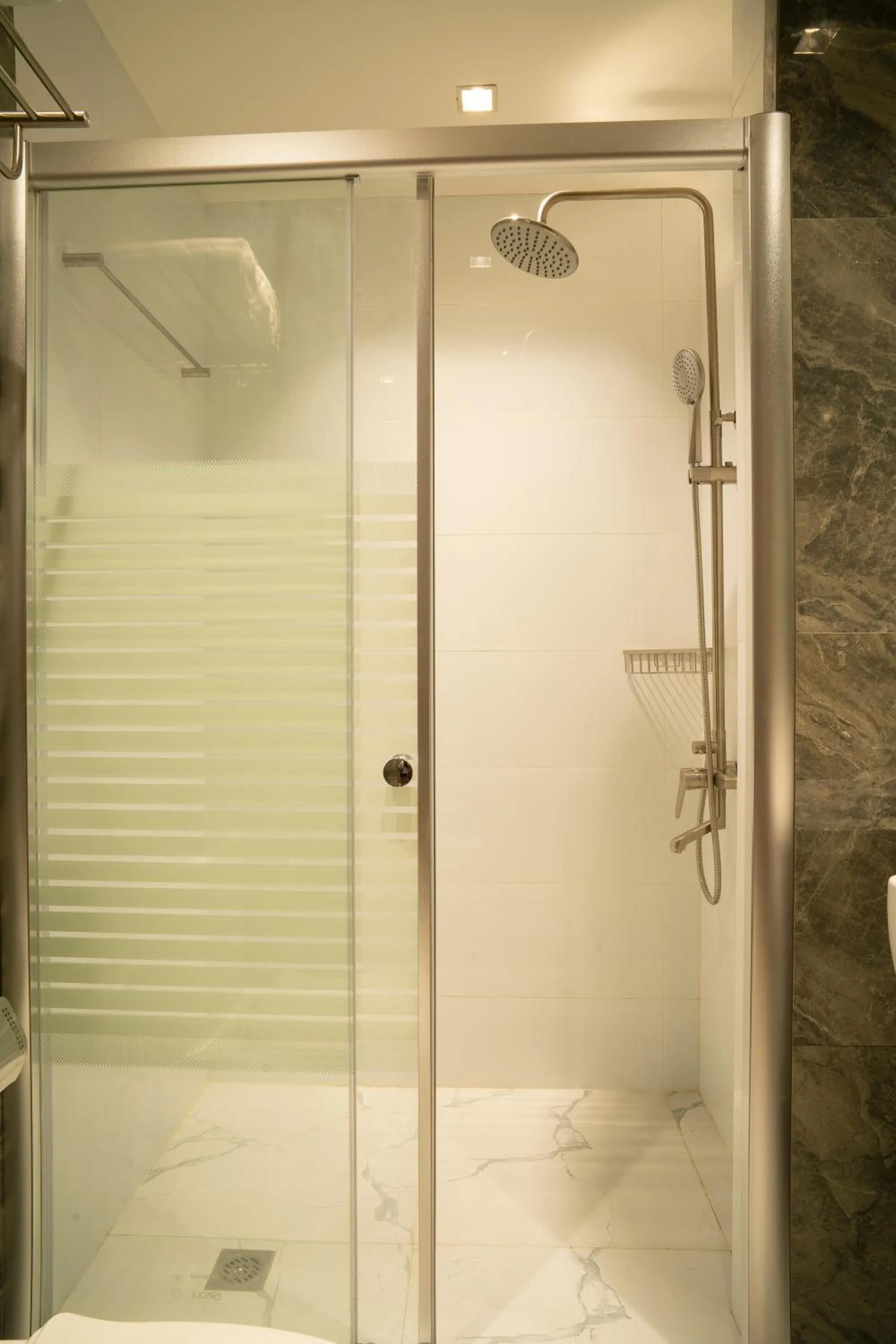 Shower in Madonna Hometel and Suites New Pandan