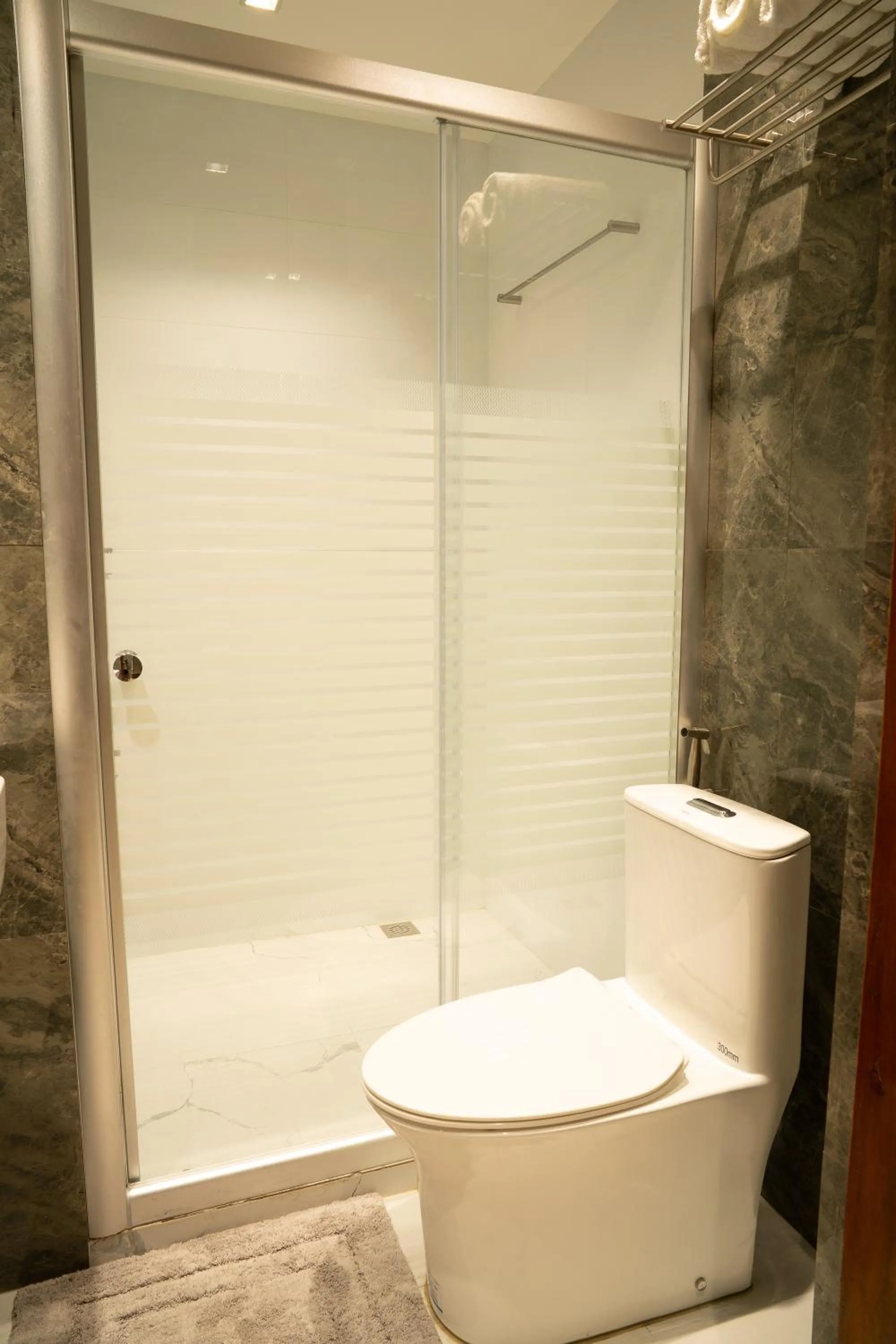 Bathroom in Madonna Hometel and Suites New Pandan