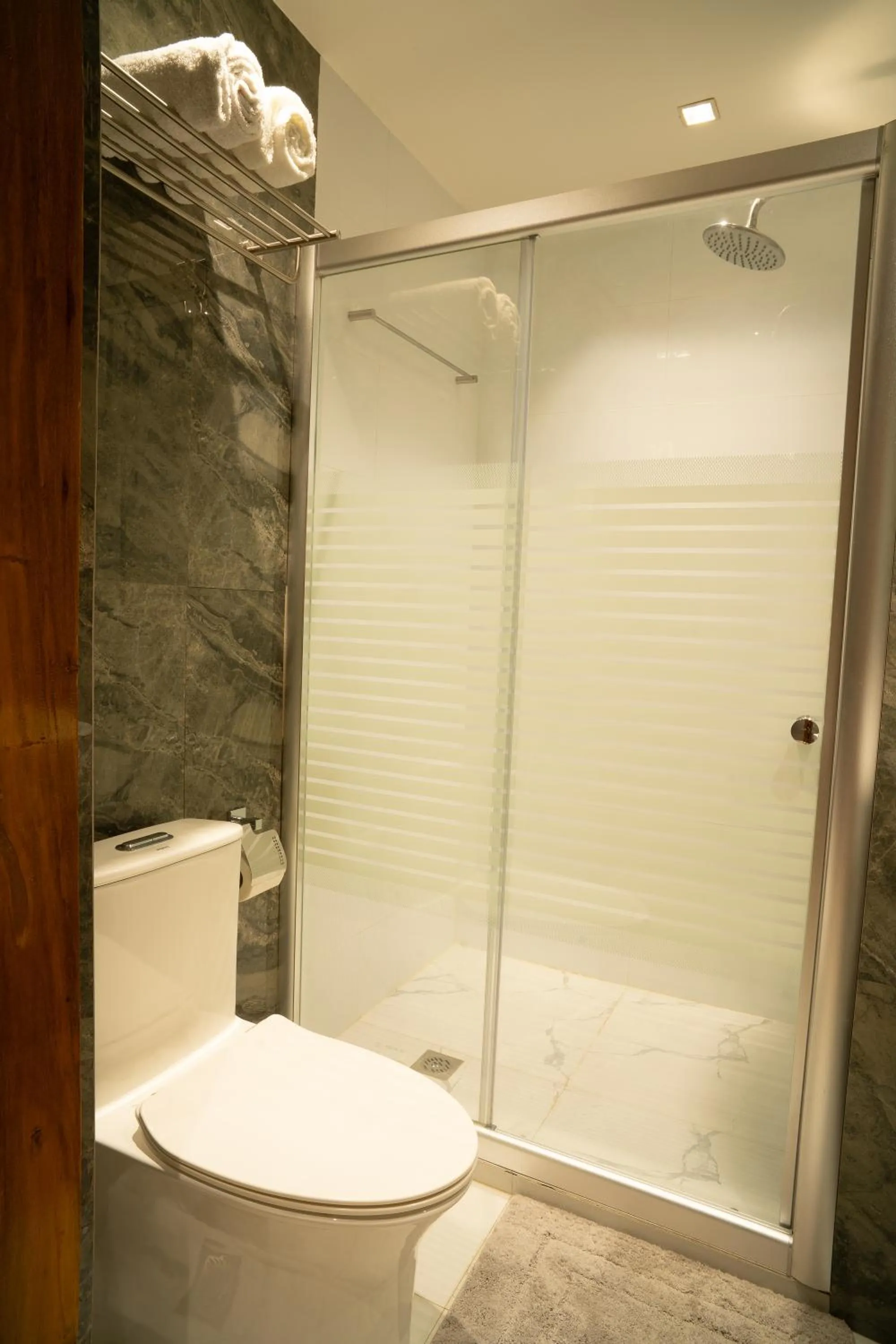 Shower in Madonna Hometel and Suites New Pandan