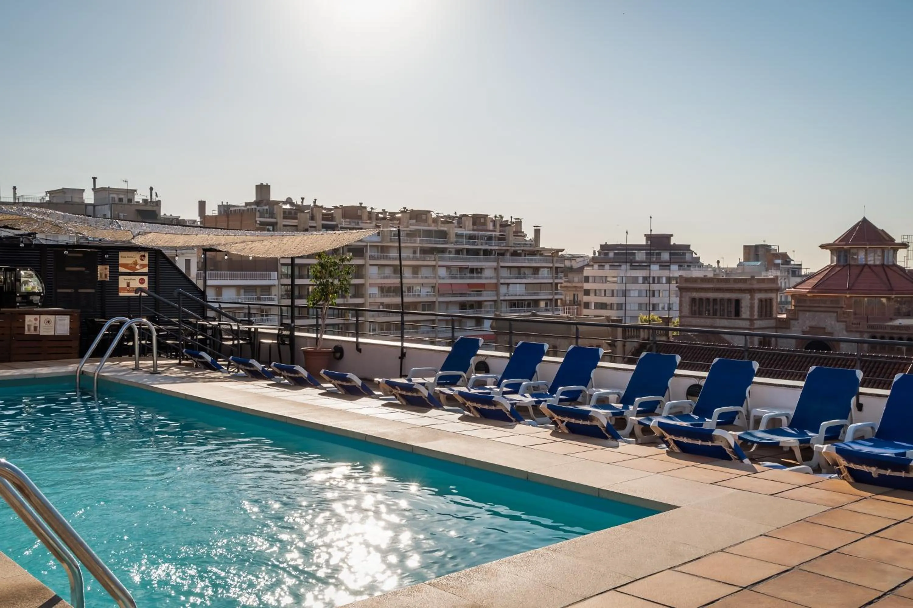 Swimming pool in Sunotel Junior