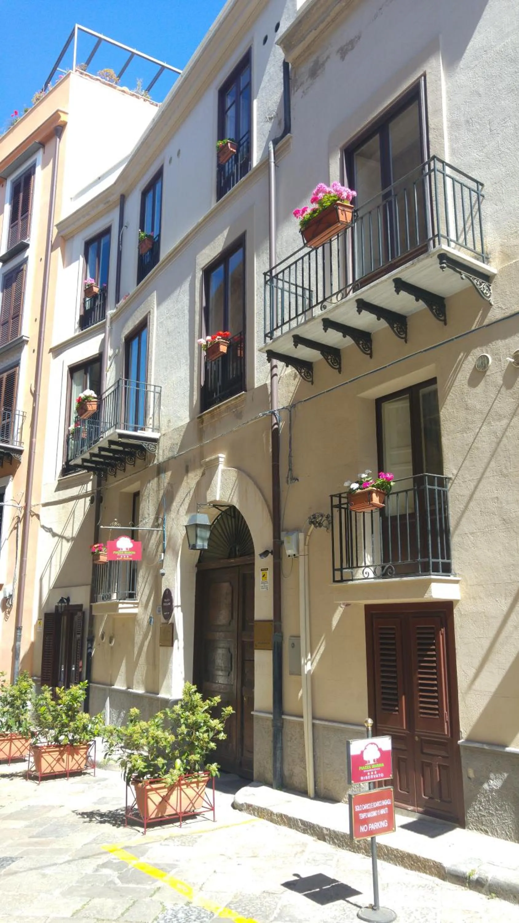 Facade/entrance in B&B Al Piazza Marina