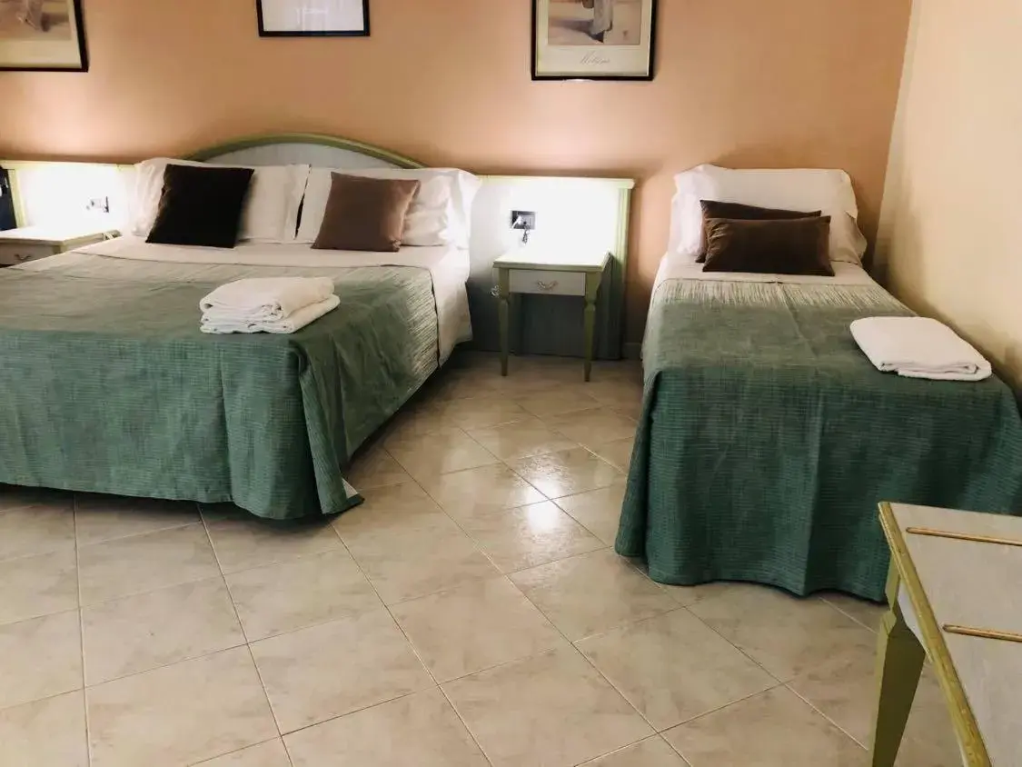 Quadruple Room with Private Bathroom in B&B Al Piazza Marina Quadruple Room with Private Bathroom in B&B Al Piazza Marina