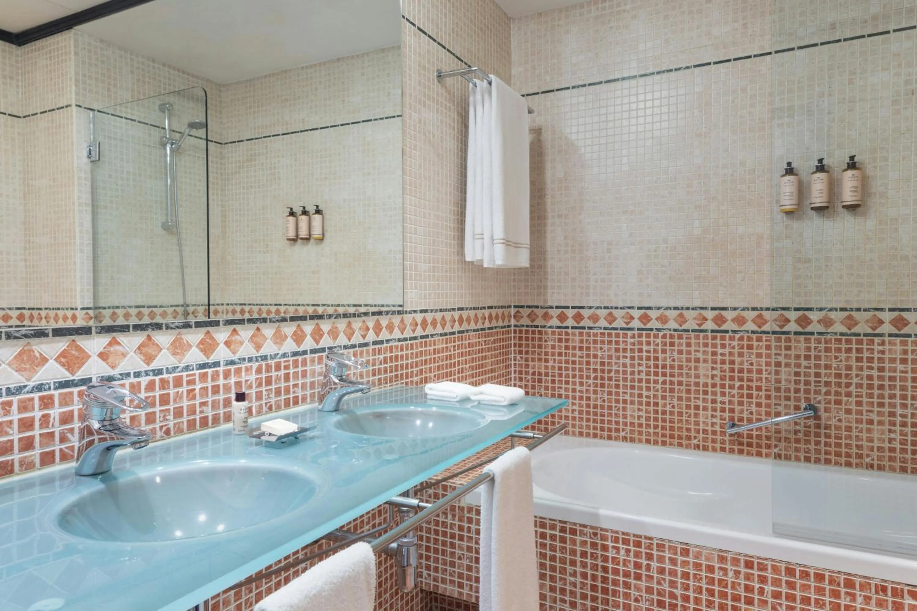 Bathroom in Hotel Palacio de Santa Paula, Autograph Collection