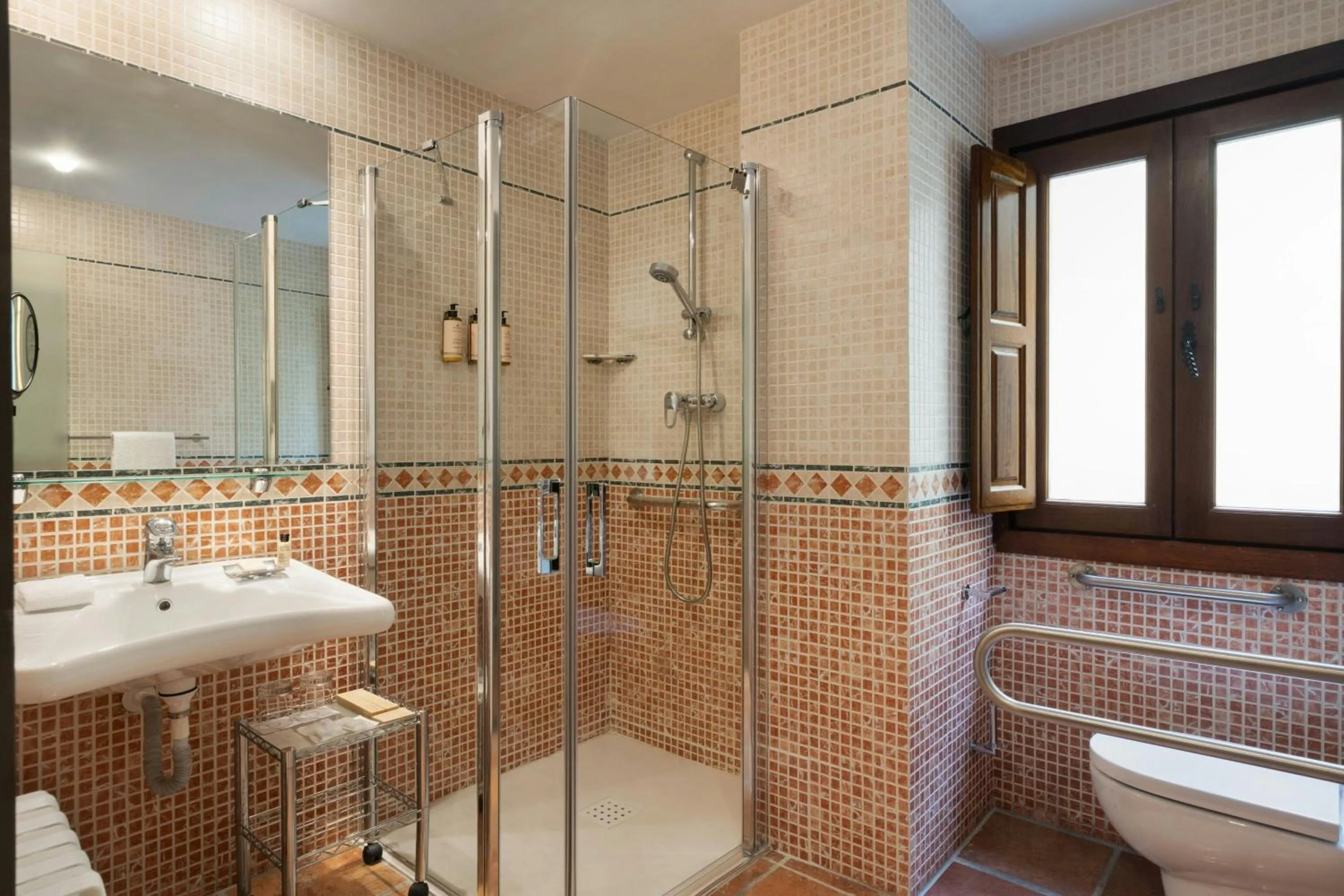 Bathroom in Hotel Palacio de Santa Paula, Autograph Collection