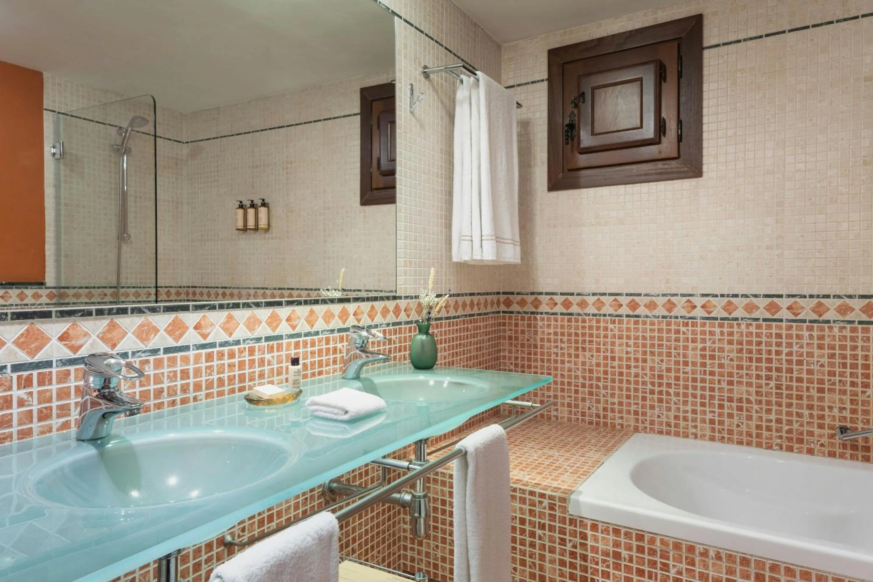 Bathroom in Hotel Palacio de Santa Paula, Autograph Collection