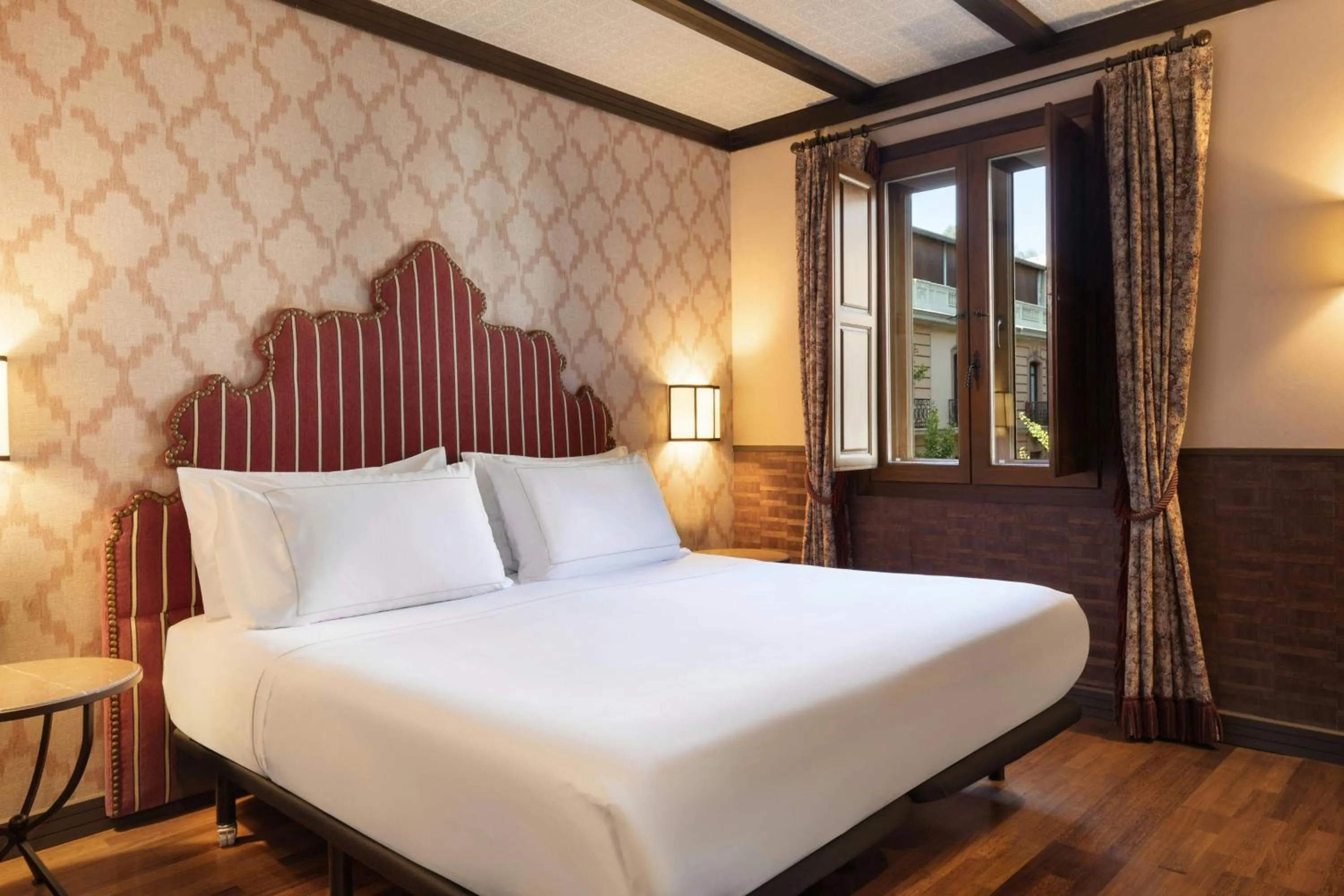 Photo of the whole room, Bed in Hotel Palacio de Santa Paula, Autograph Collection