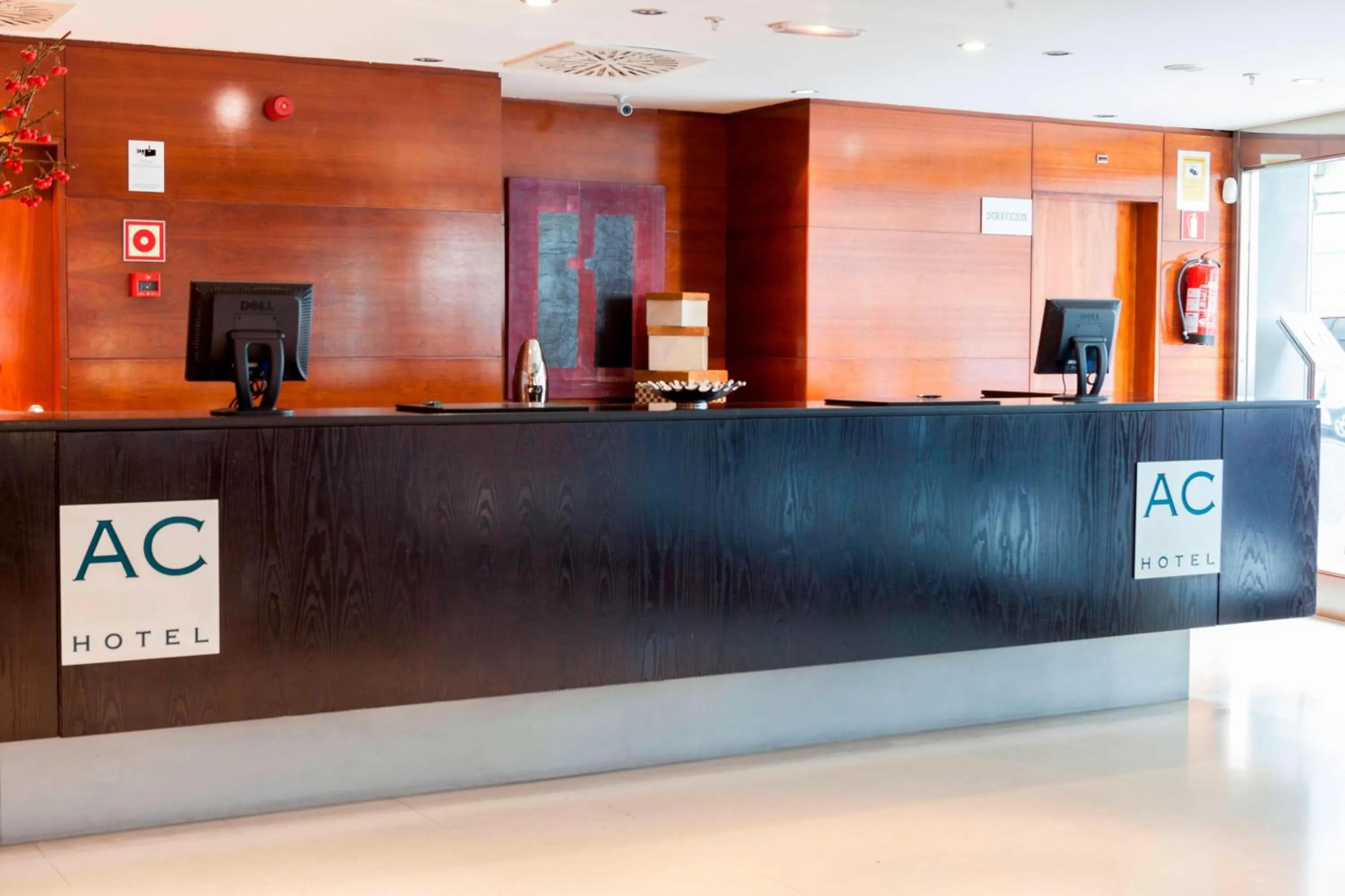 Lobby or reception in AC Hotel León San Antonio by Marriott