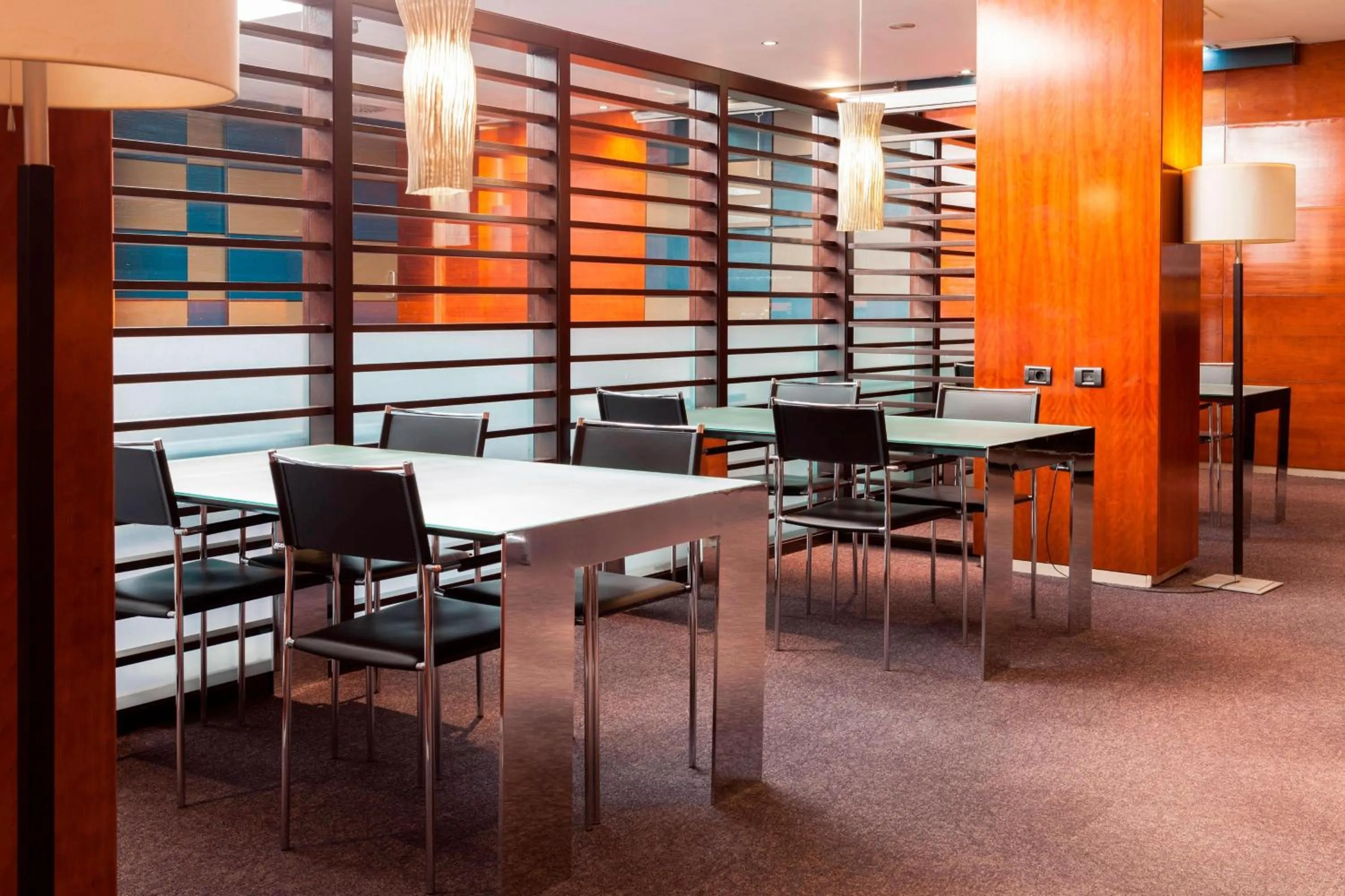 Lounge or bar in AC Hotel León San Antonio by Marriott