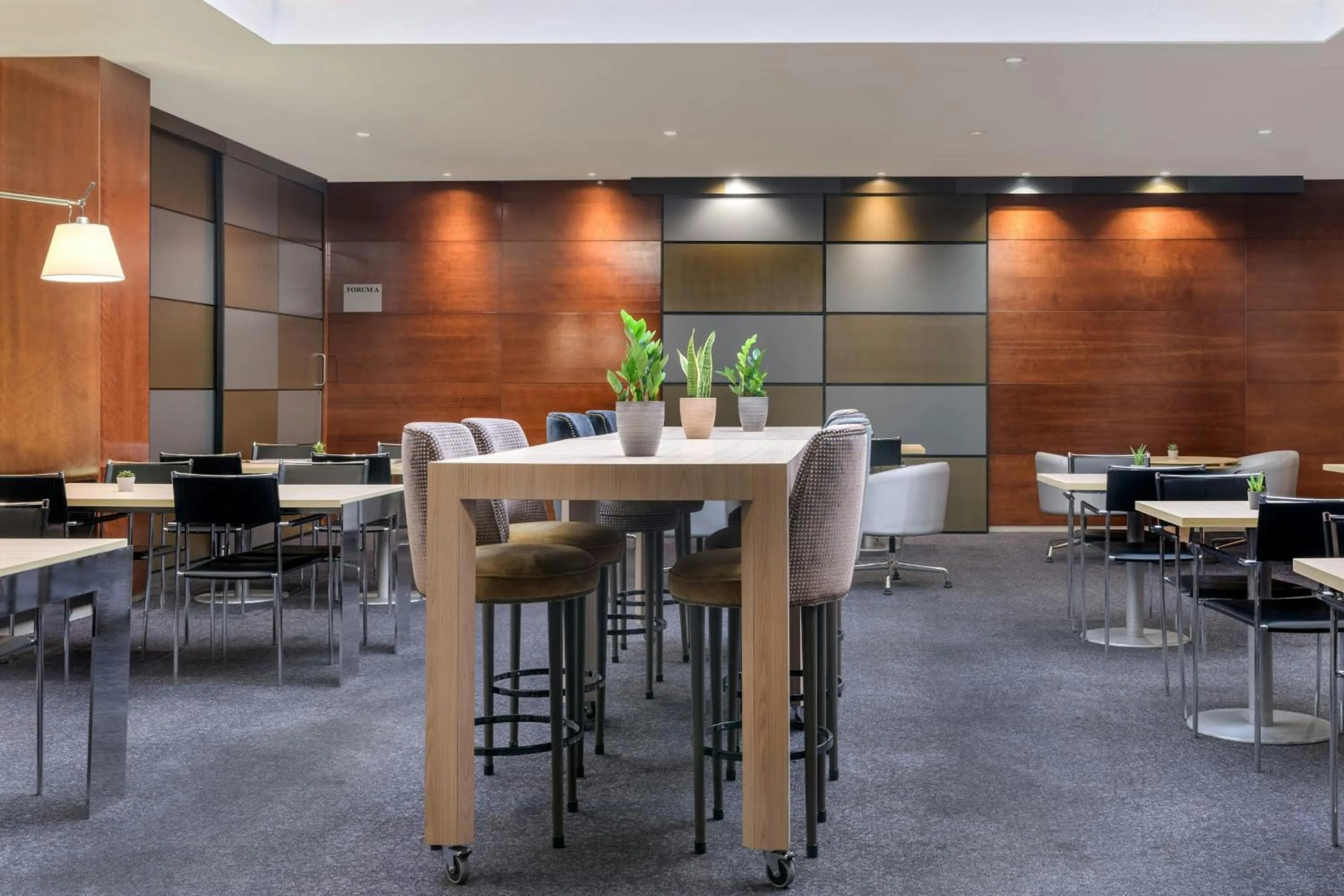 Lounge or bar in AC Hotel León San Antonio by Marriott