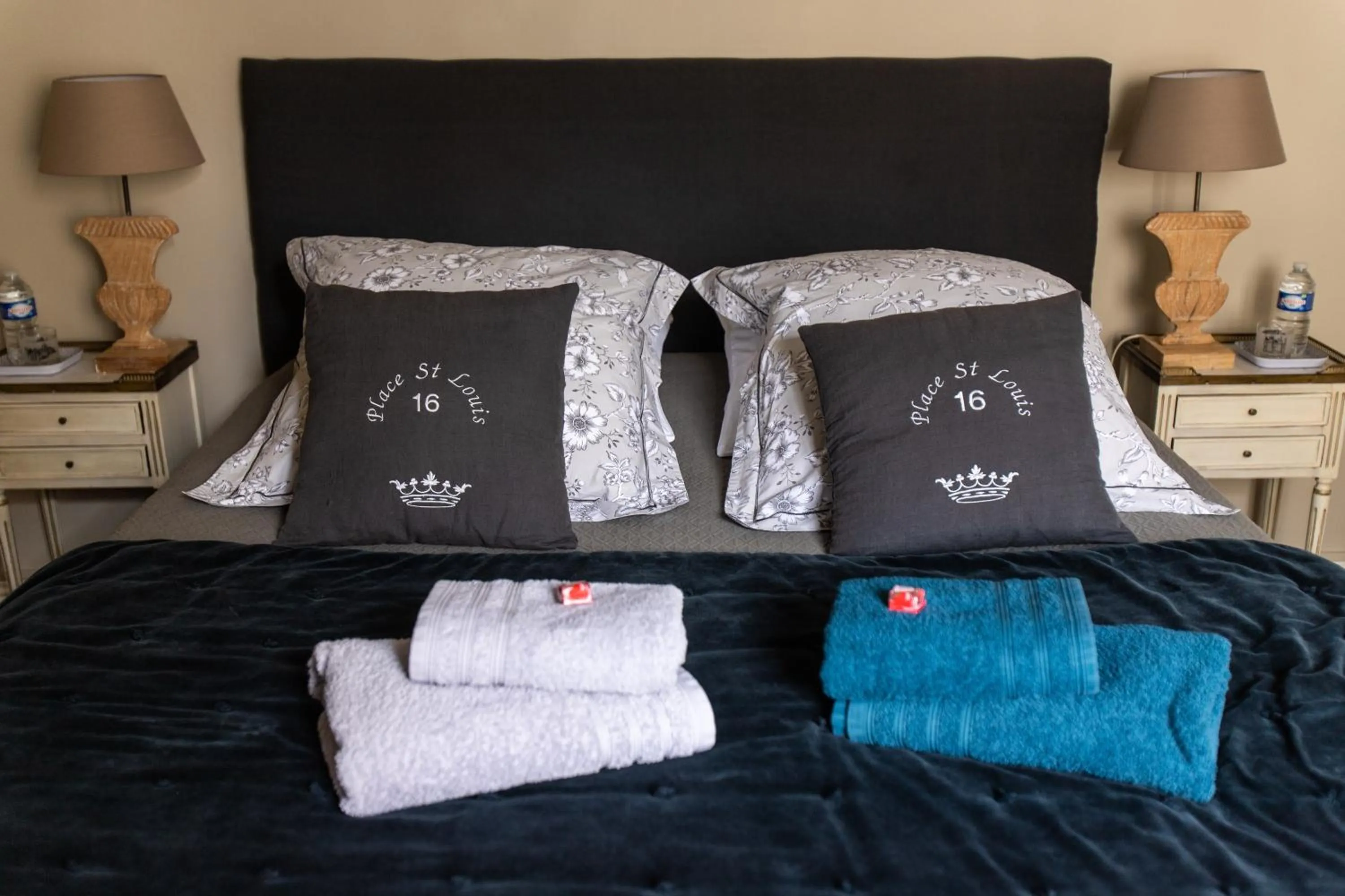 Bed in Au 16 Place Saint Louis