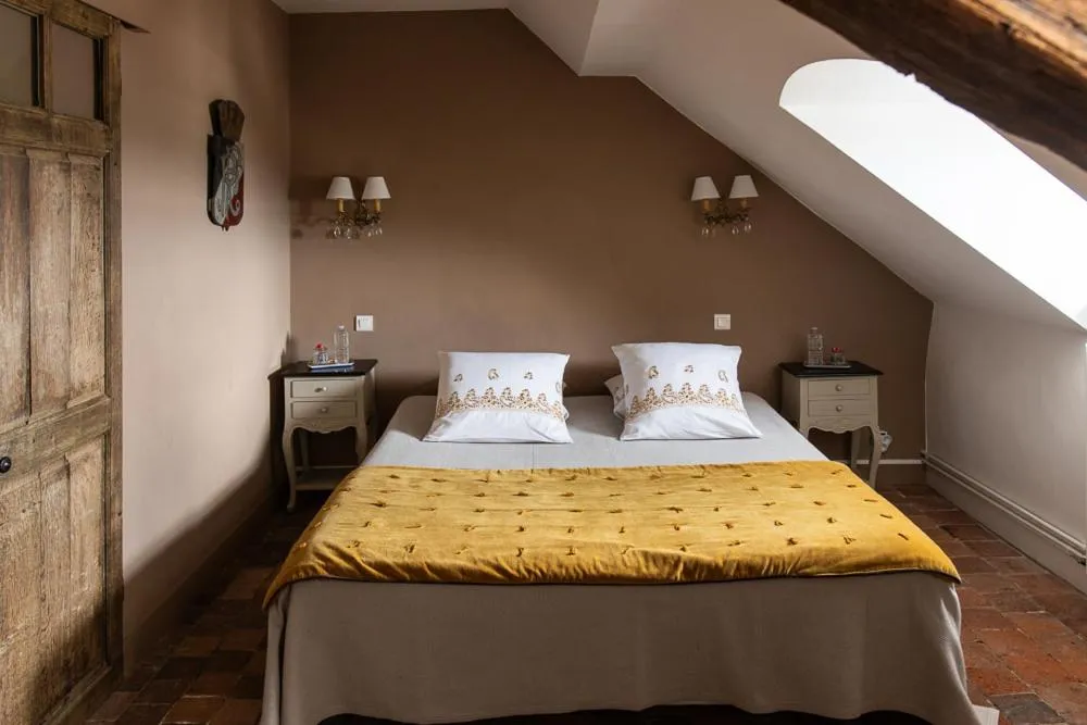 Bed in Au 16 Place Saint Louis