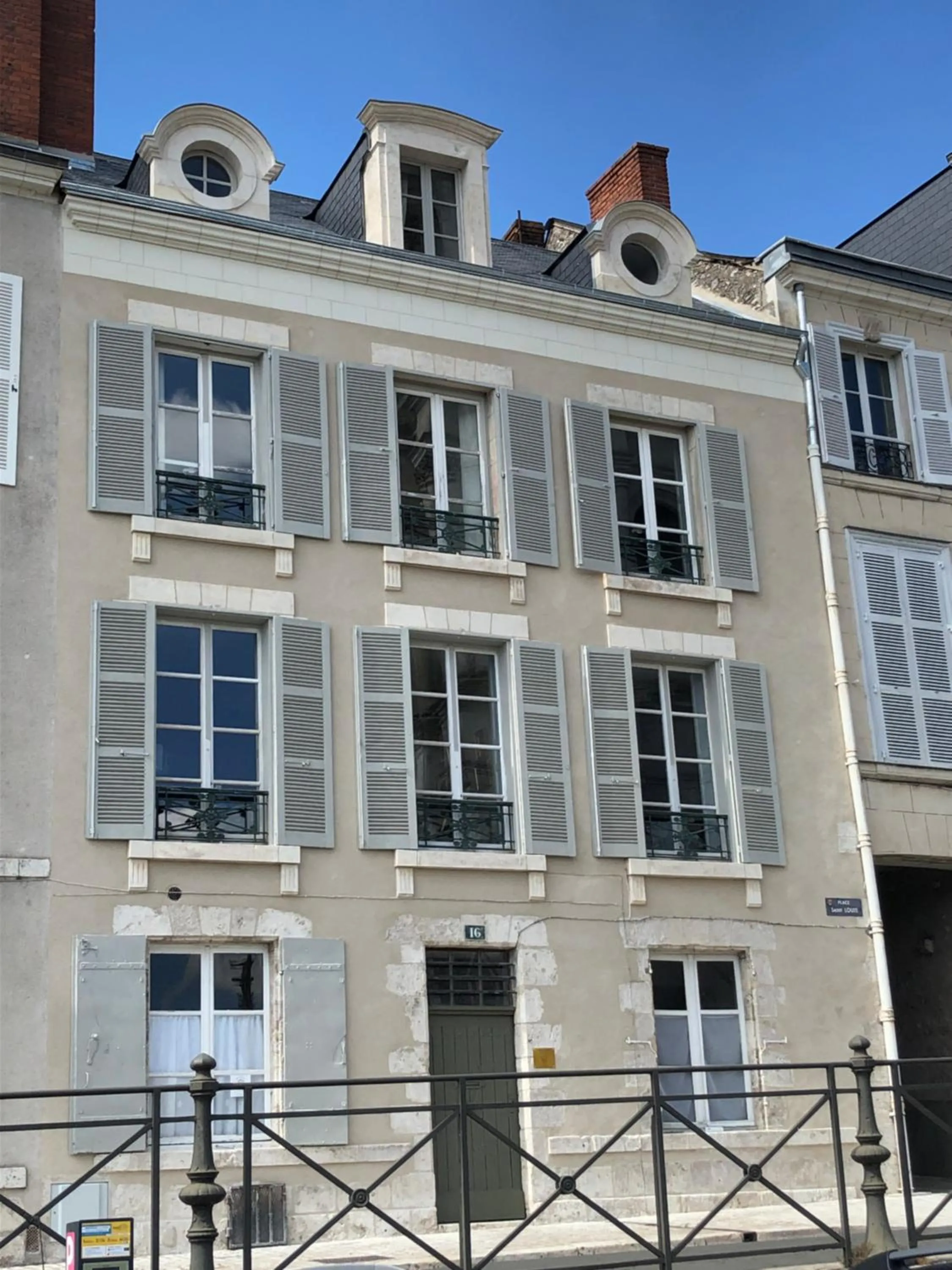 Property building in Au 16 Place Saint Louis