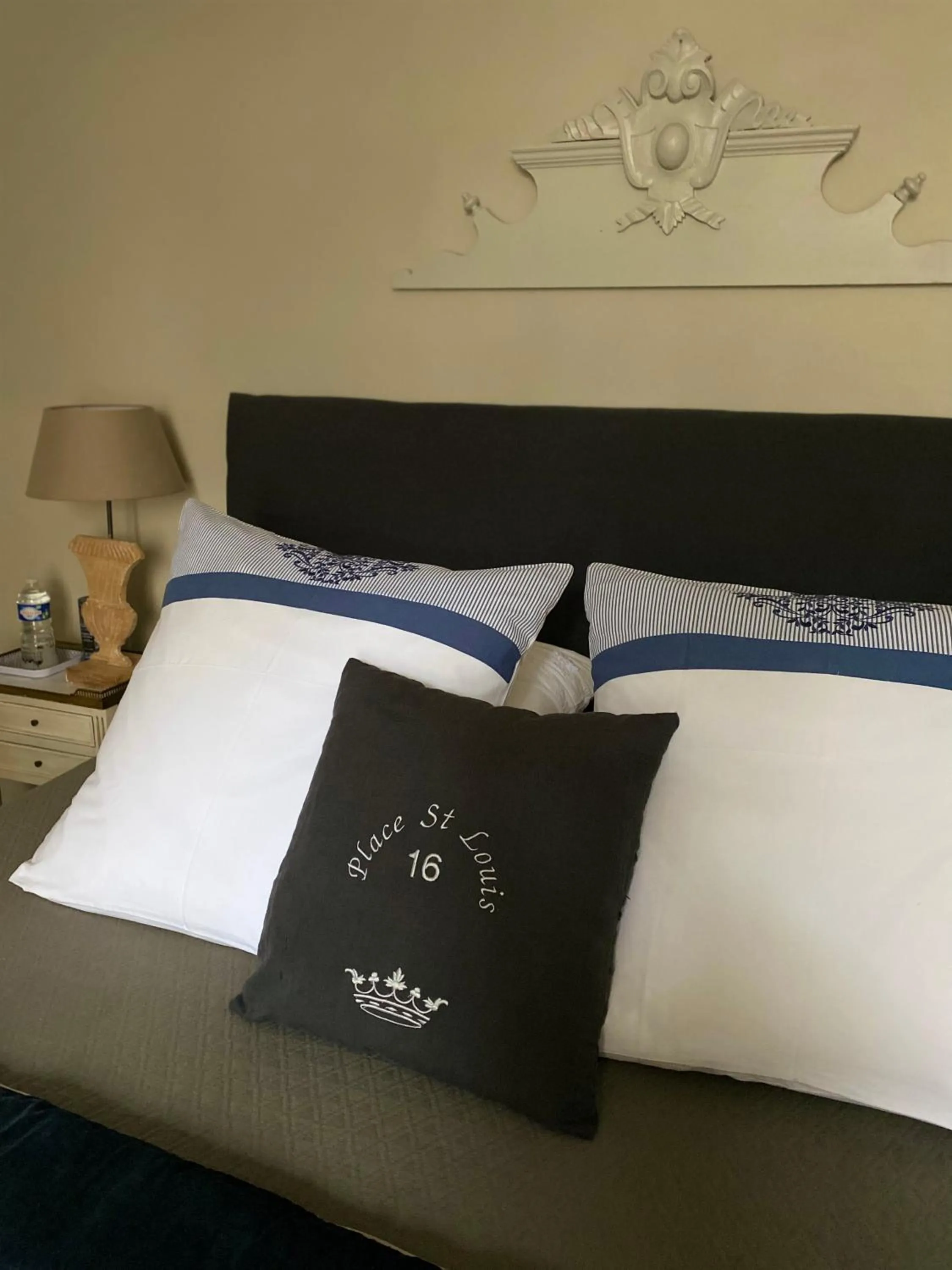 Bed in Au 16 Place Saint Louis