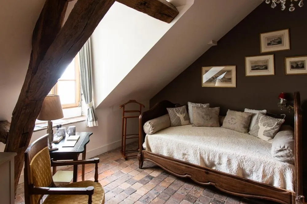 Bed in Au 16 Place Saint Louis