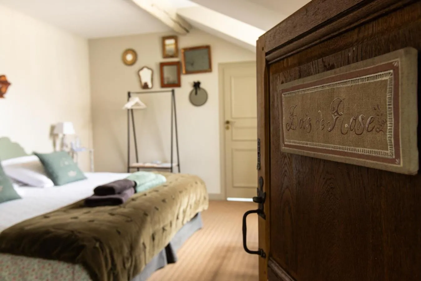 Bed in Au 16 Place Saint Louis