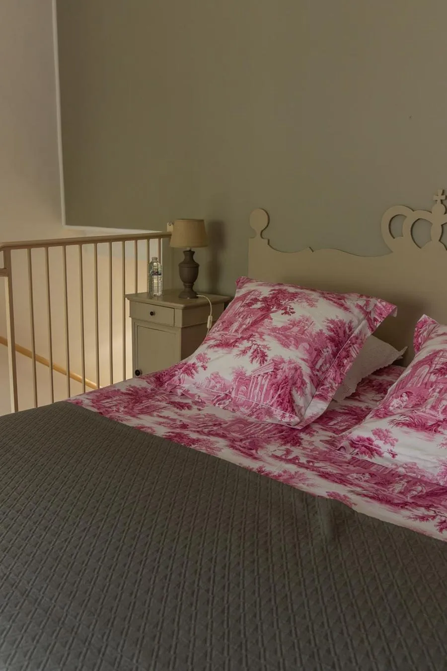 Bed in Au 16 Place Saint Louis