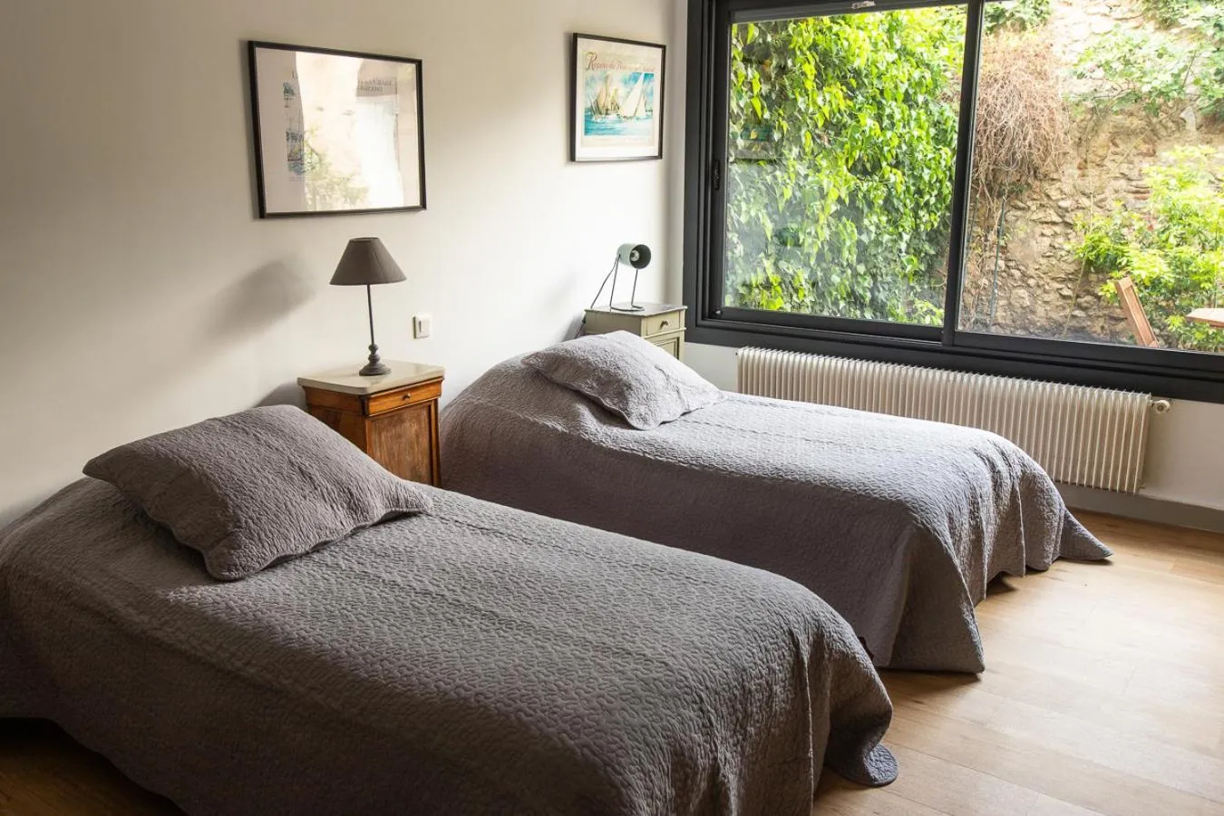 Bed in Au 16 Place Saint Louis