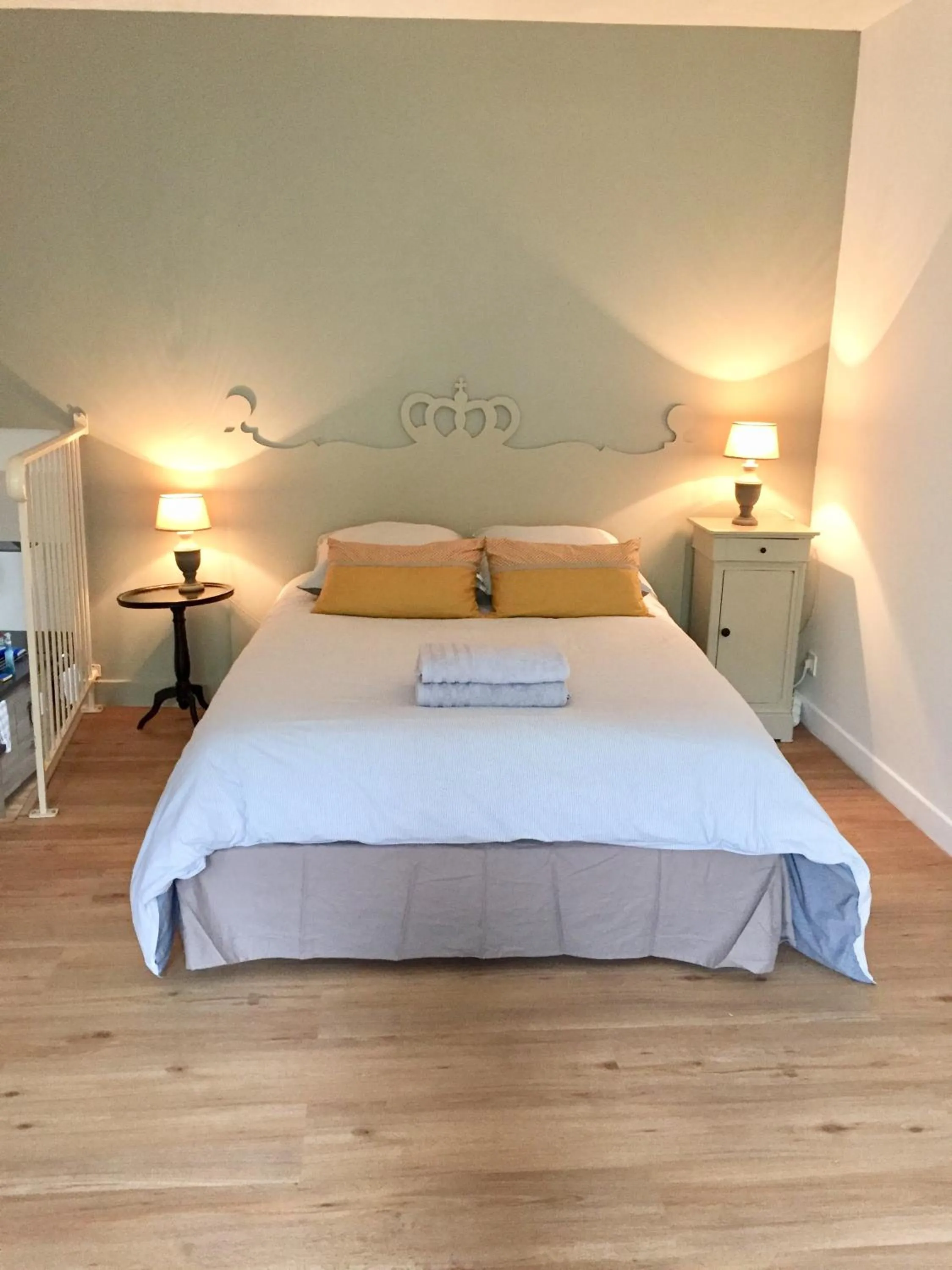 Bed in Au 16 Place Saint Louis