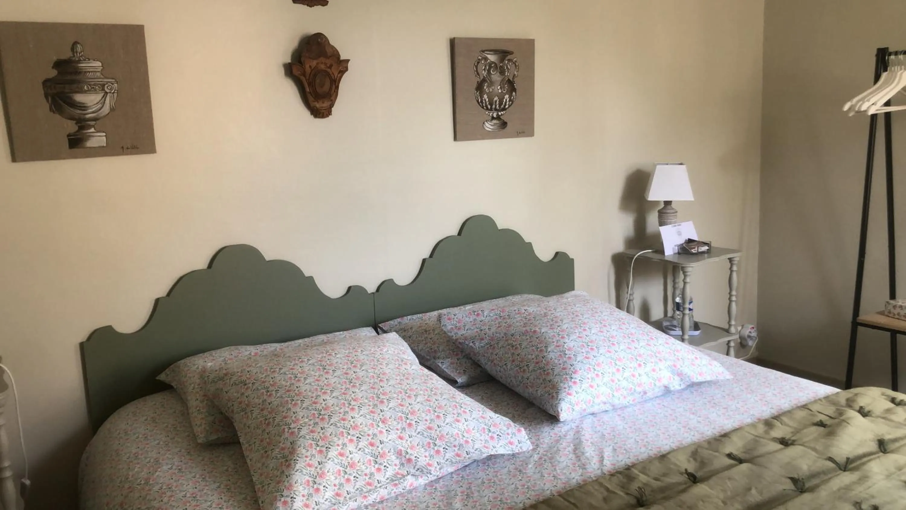 Bed in Au 16 Place Saint Louis