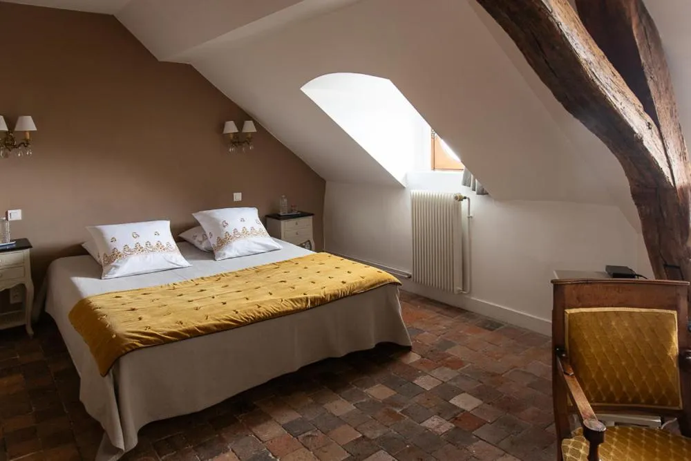 Bed in Au 16 Place Saint Louis